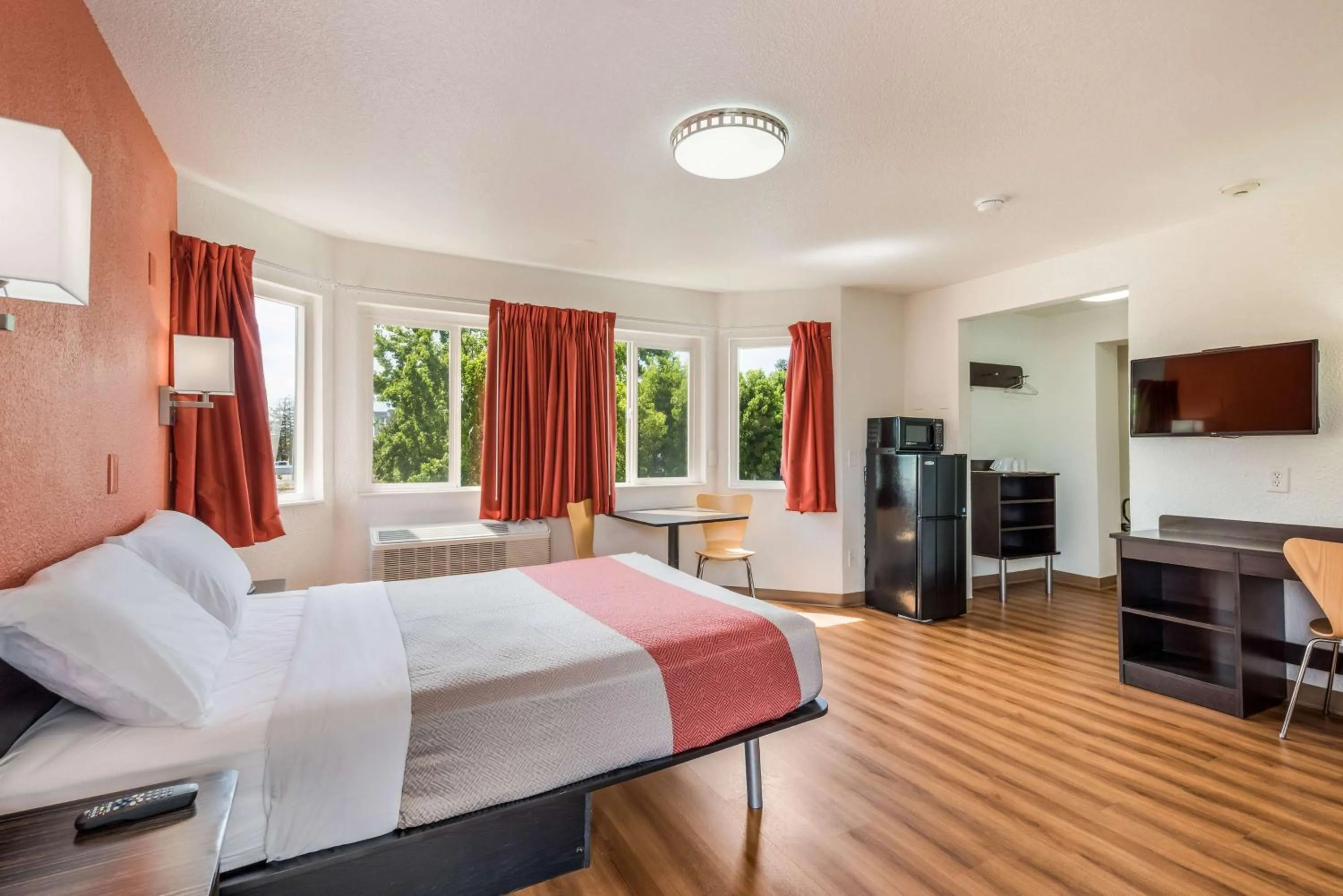 Queen Room - Disability Access in Motel 6-Rohnert Park, CA