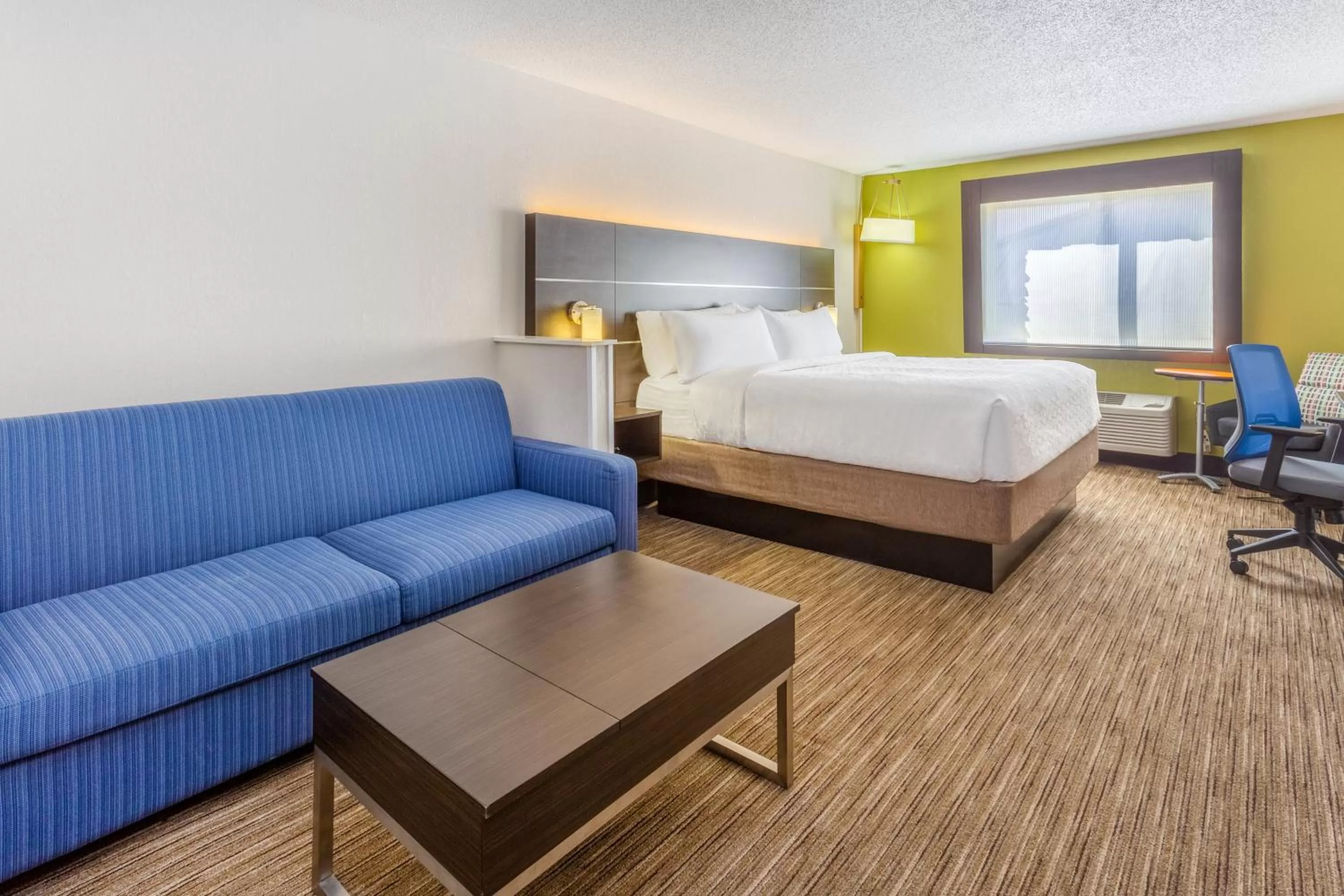 Standard King Room with Sofa Bed in Holiday Inn Express Columbus - Ohio Expo Center by IHG
