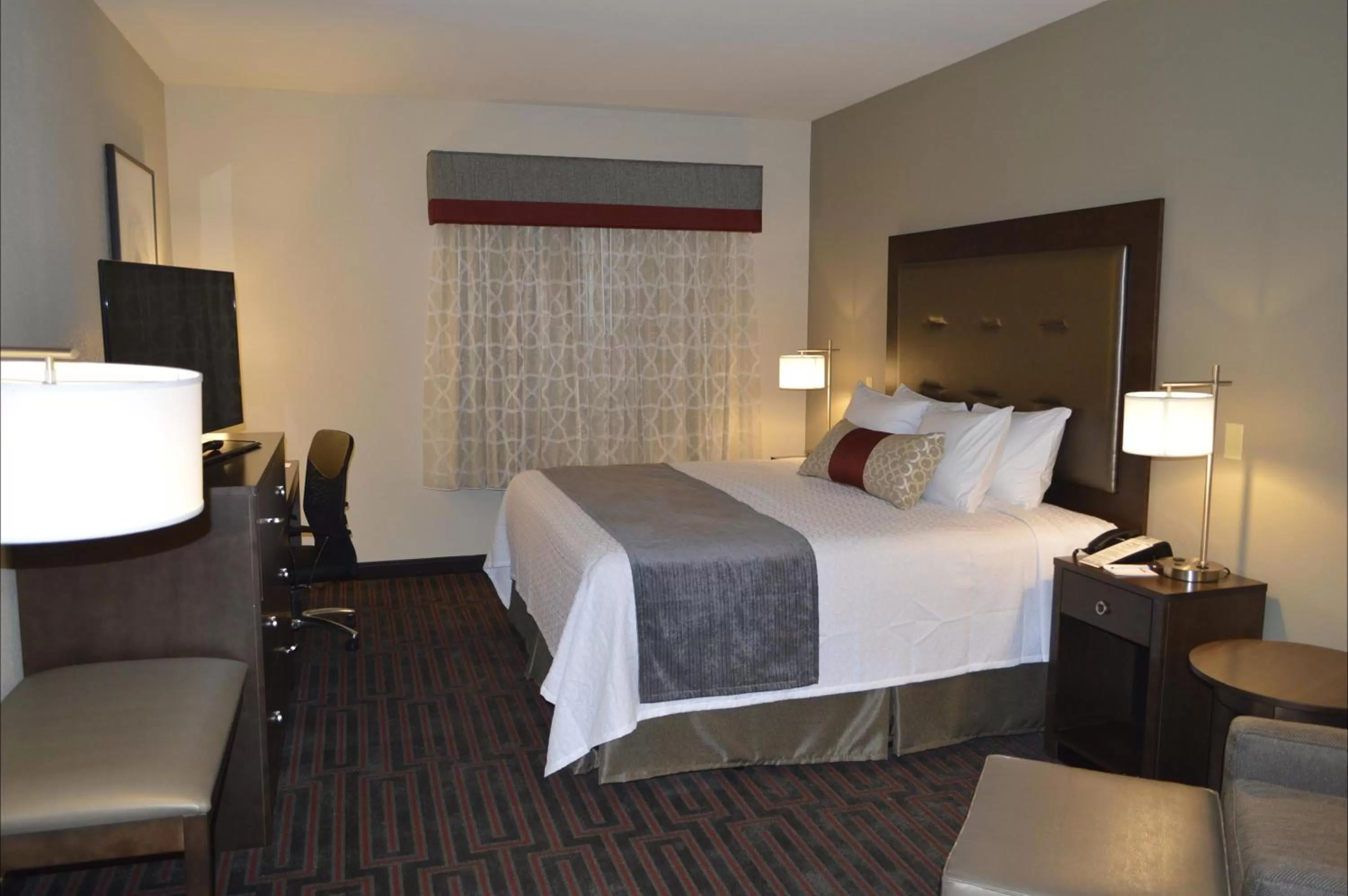 King Room with Roll-In Shower - Mobility Access in Best Western Plus Stevens County Inn