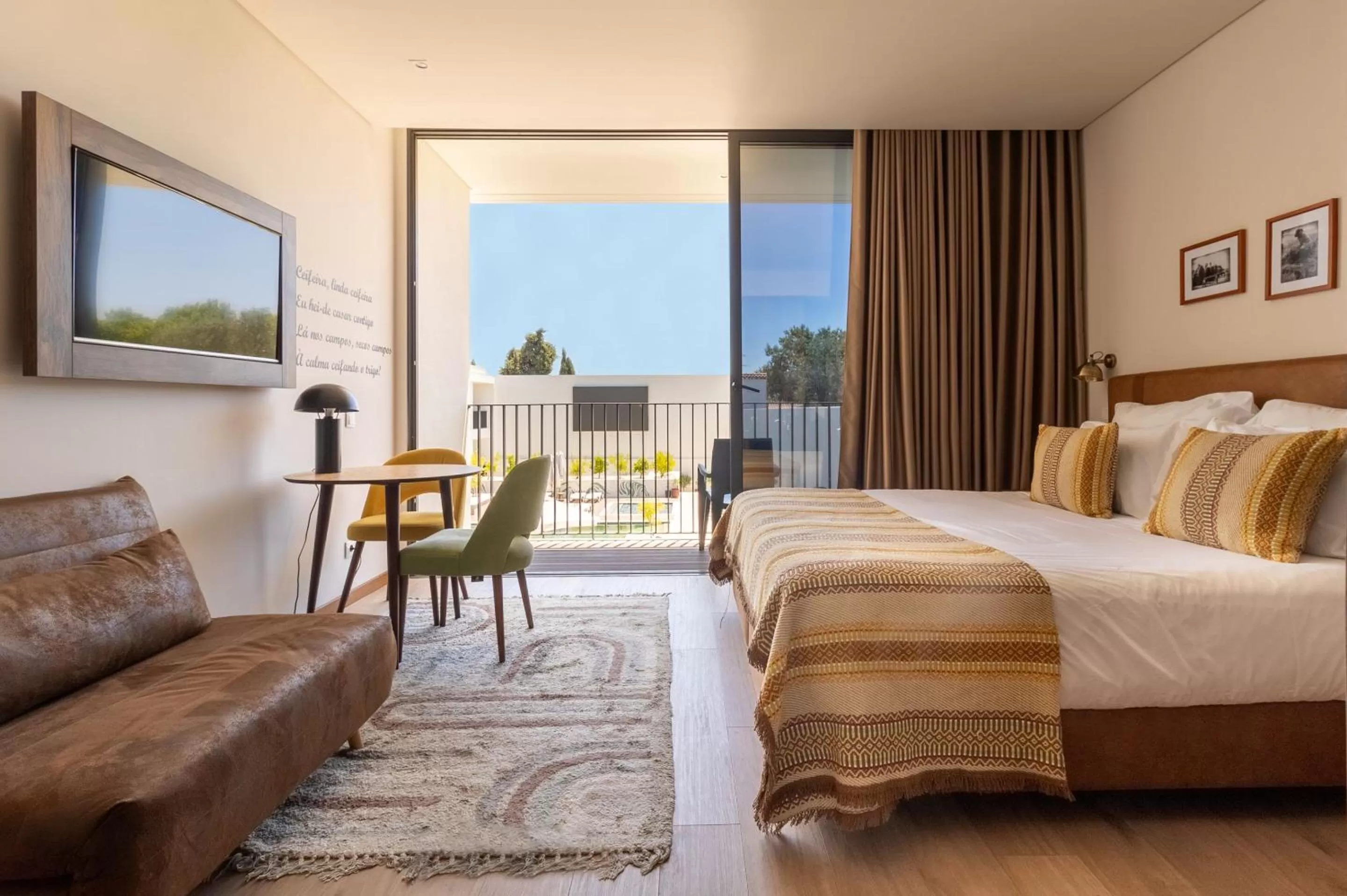 Suite with Pool View in Évora O Cante Hotel