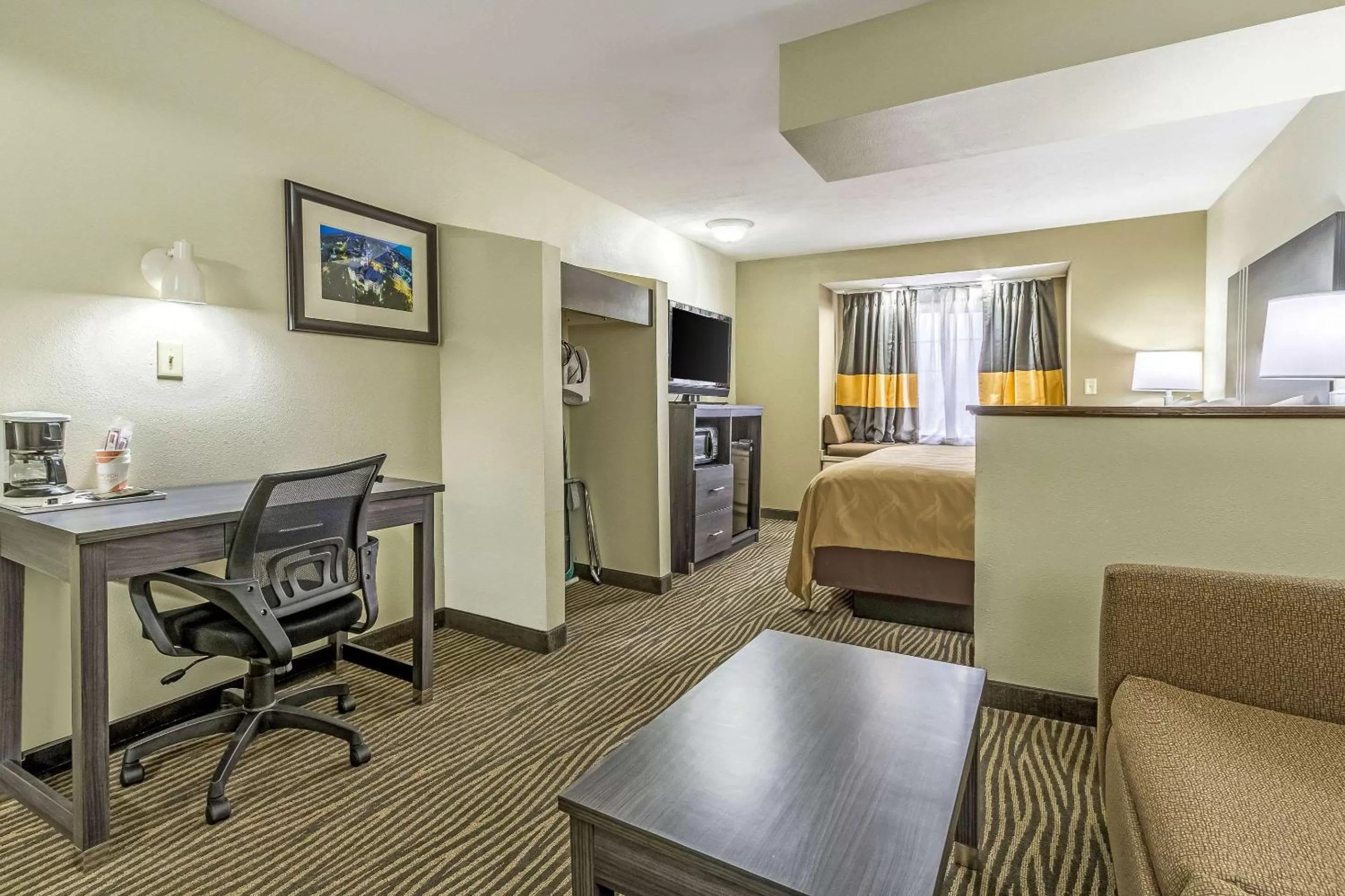 King Suite with Sofa Bed in Quality Inn & Suites North Lima - Boardman