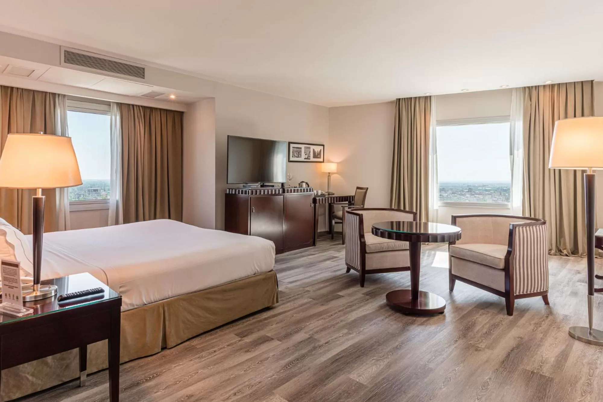 Corner Room with City View in DiplomaticHotel