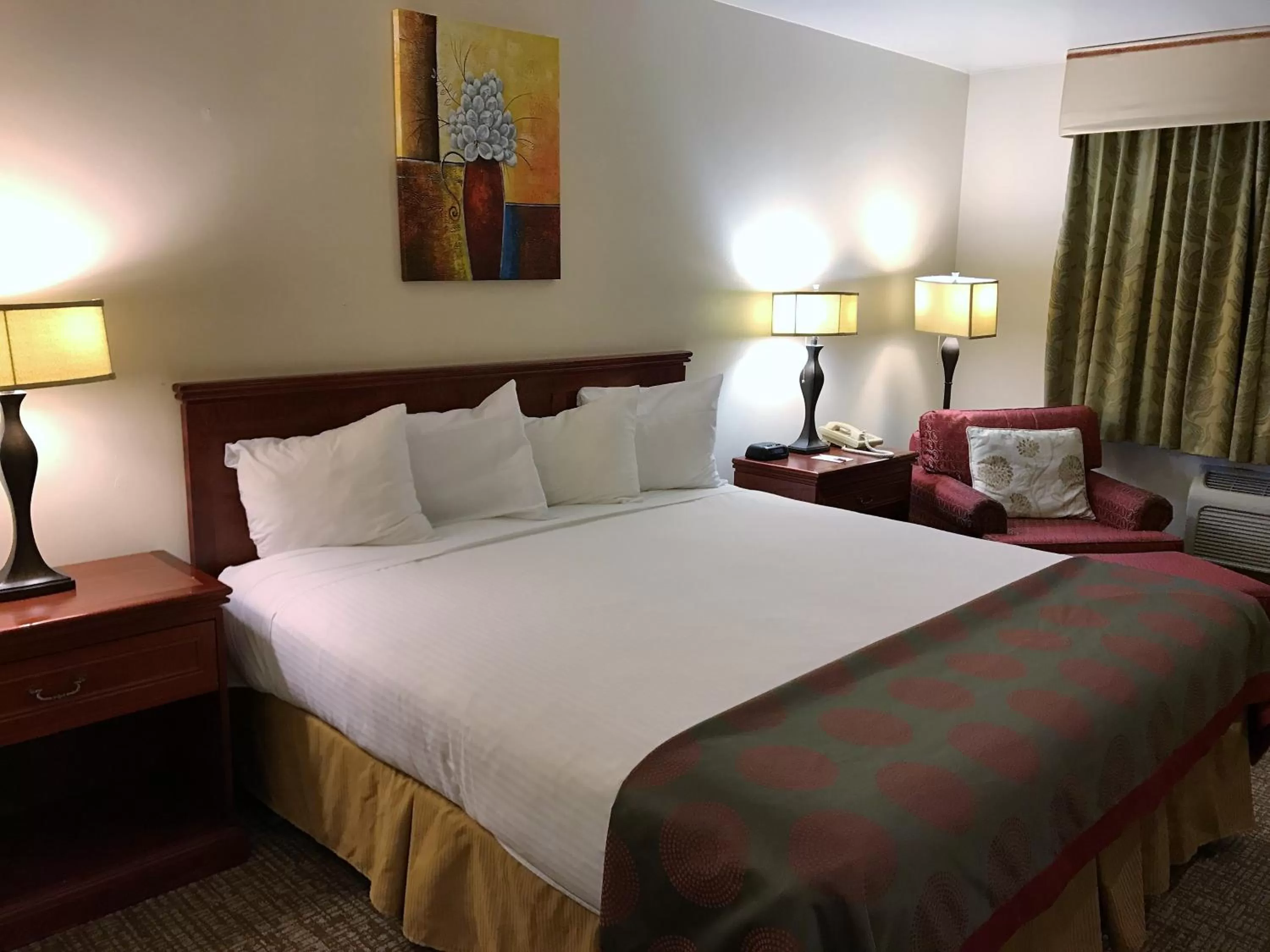 Photo of the whole room, Bed in Ramada by Wyndham Draper, Utah