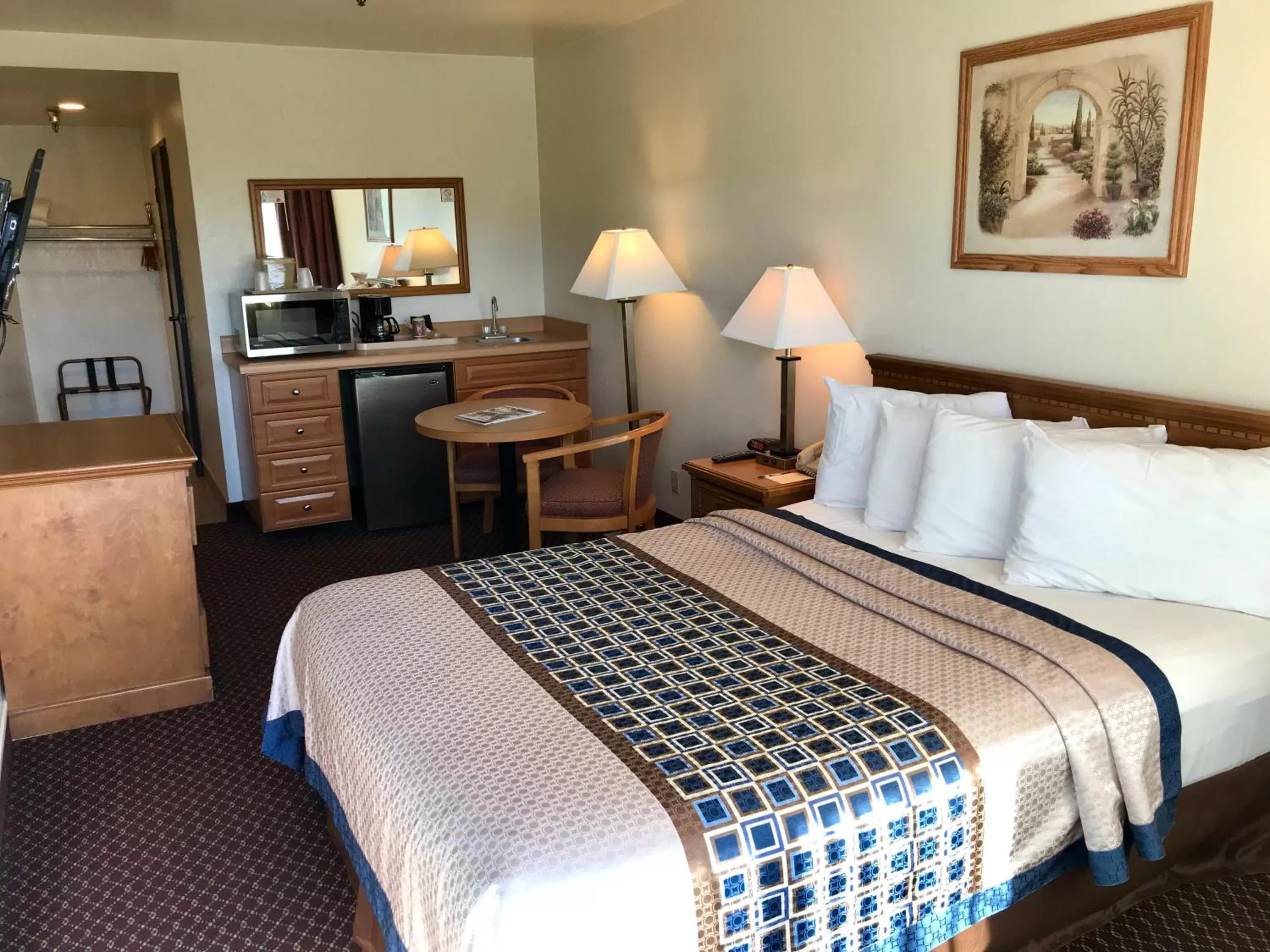 Queen Room in Oakridge Inn