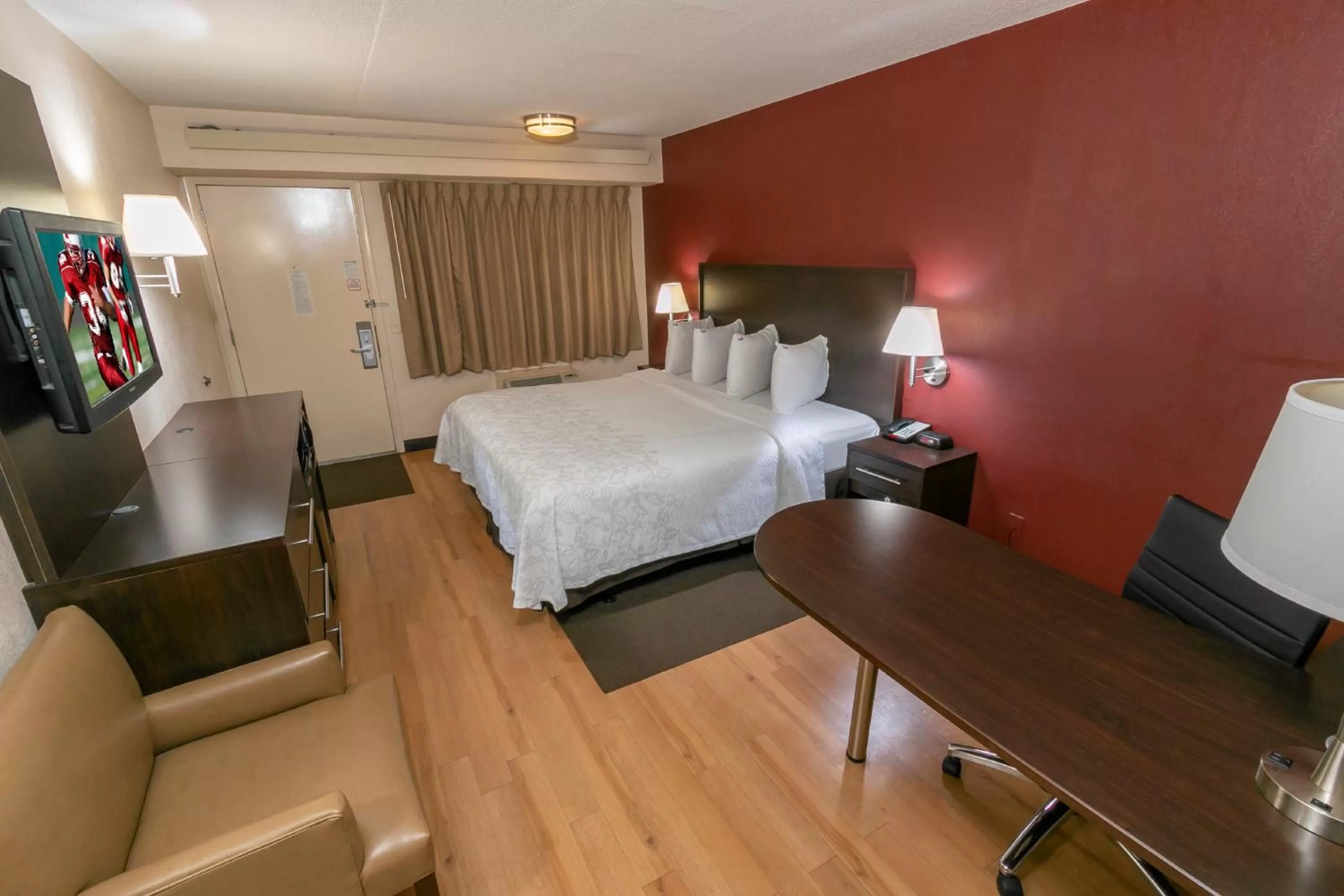 Superior King Room Smoke Free in Red Roof Inn PLUS+ St. Louis - Forest Park / Hampton Ave.