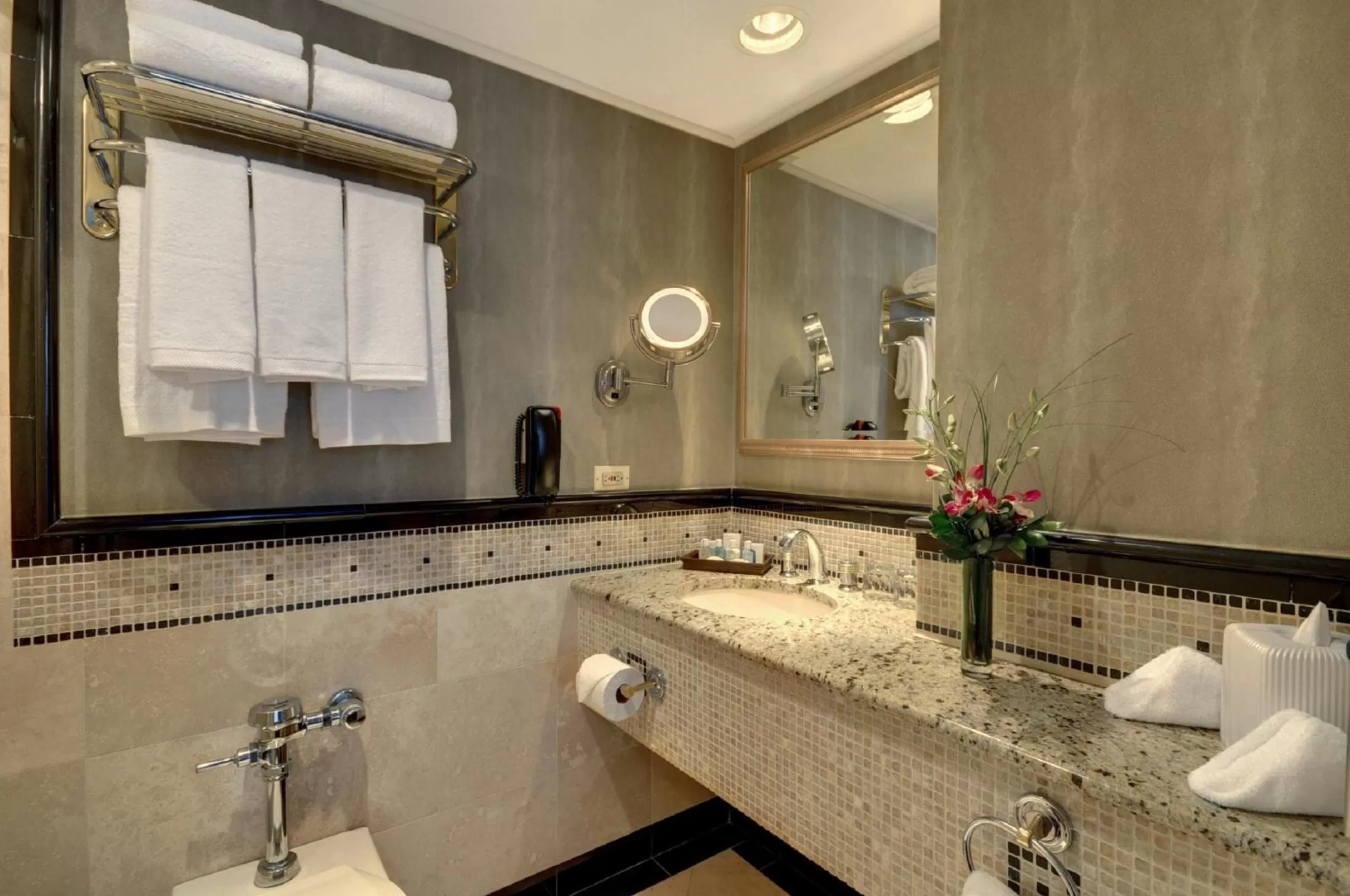 Queen Room with Two Queen Beds in The Whitehall Hotel - BW Premier Collection