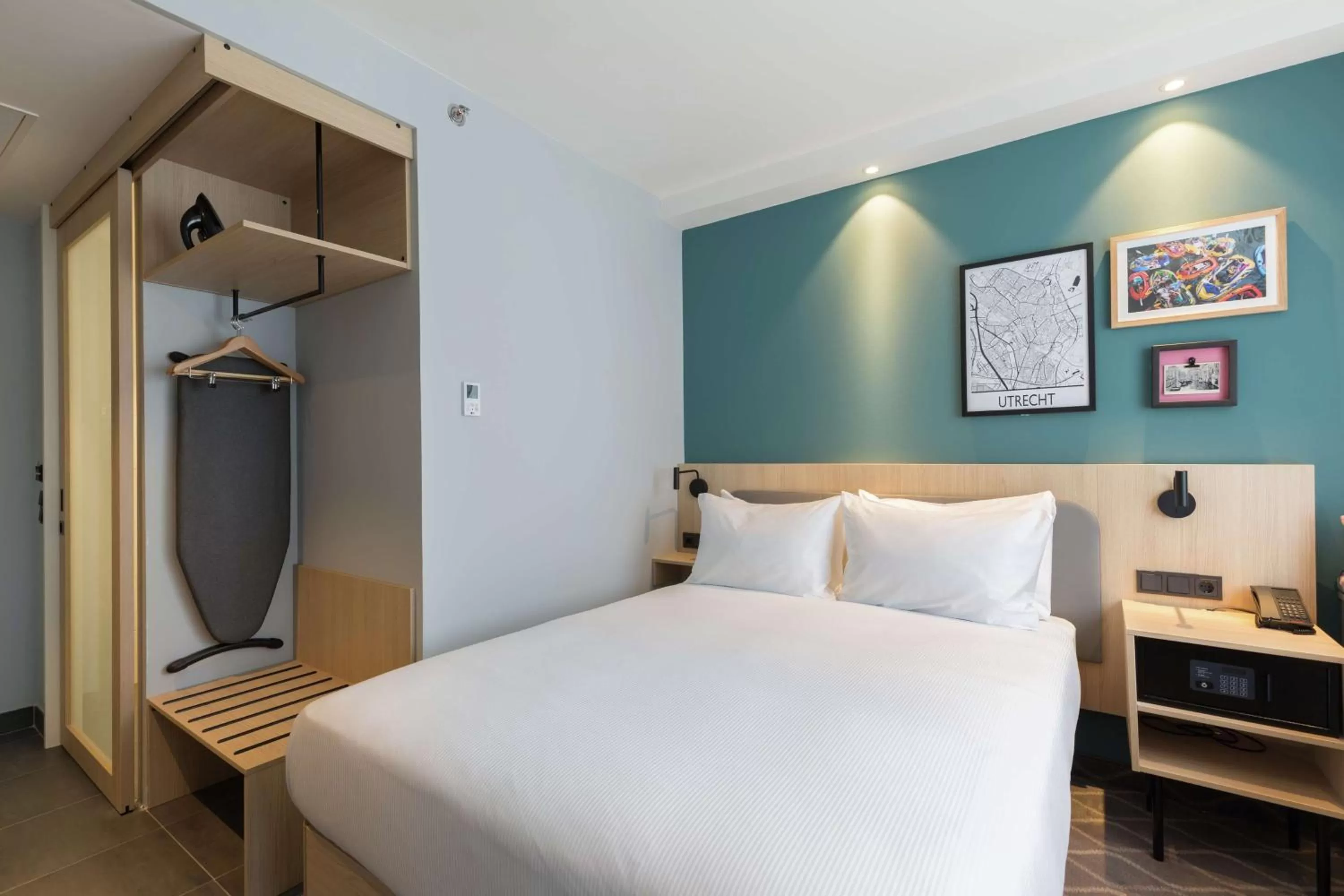 Queen Room in Hampton By Hilton Utrecht Centraal Station