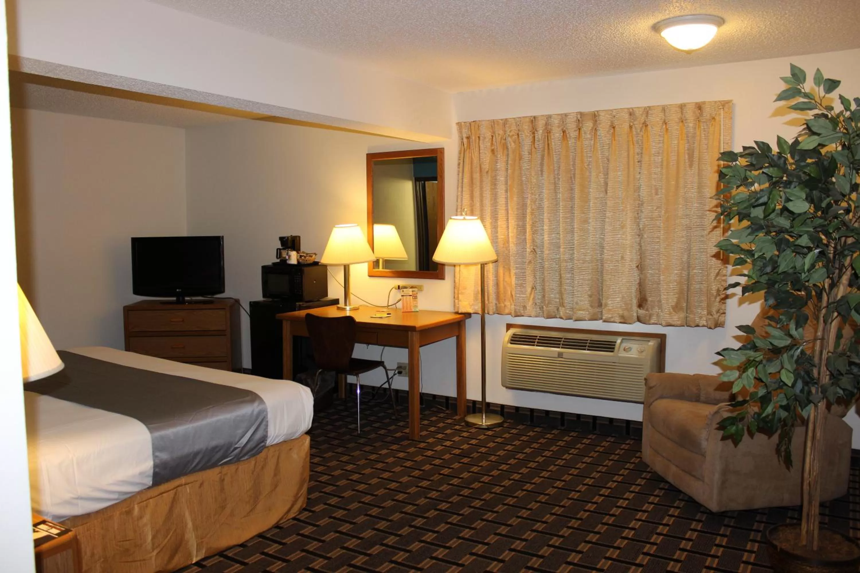 Standard King Room - Smoking in Super 8 by Wyndham Lincoln West