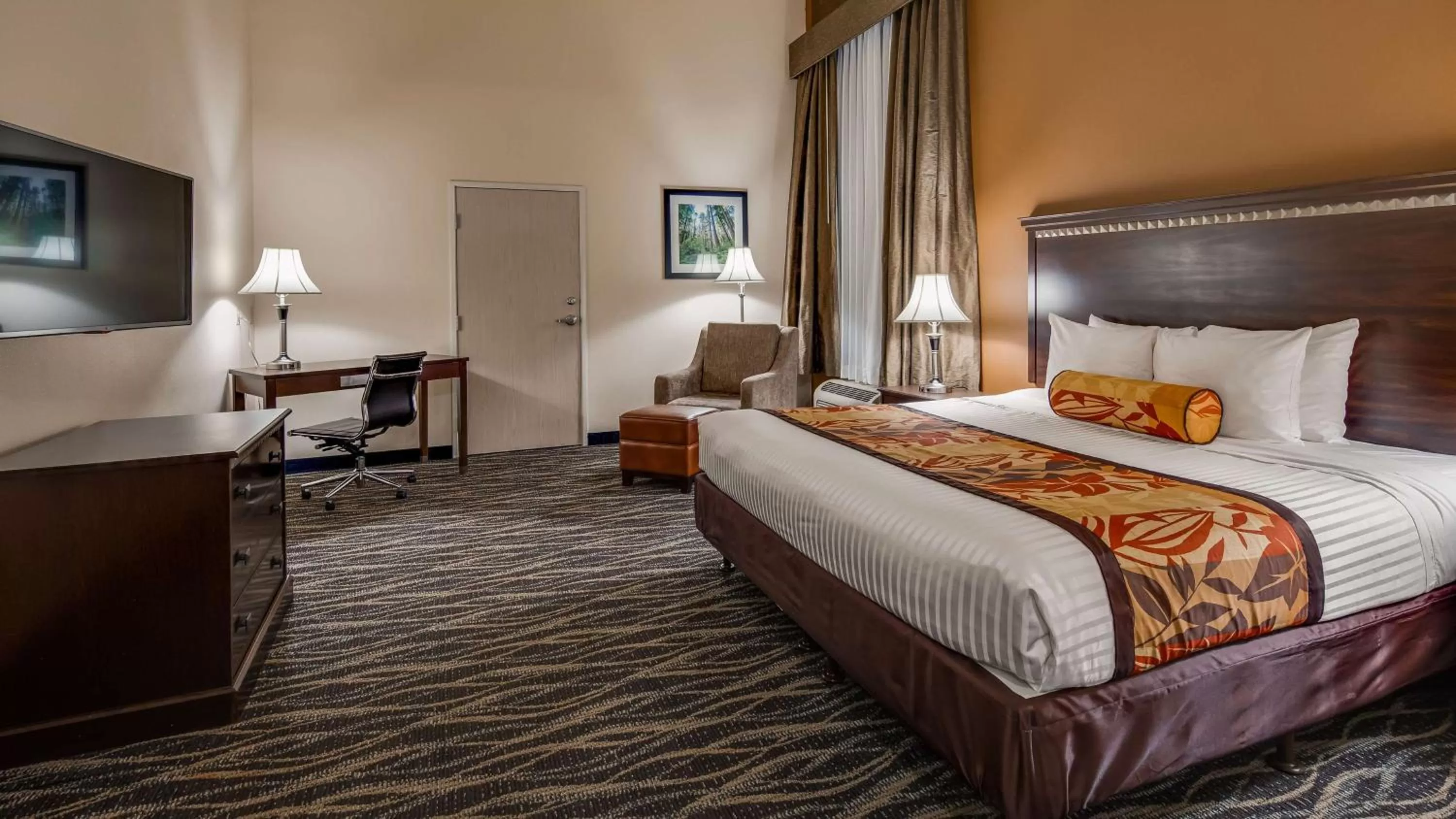 King Room with Bath Tub - Disability Access in Best Western Plus Battleground Inn & Suites