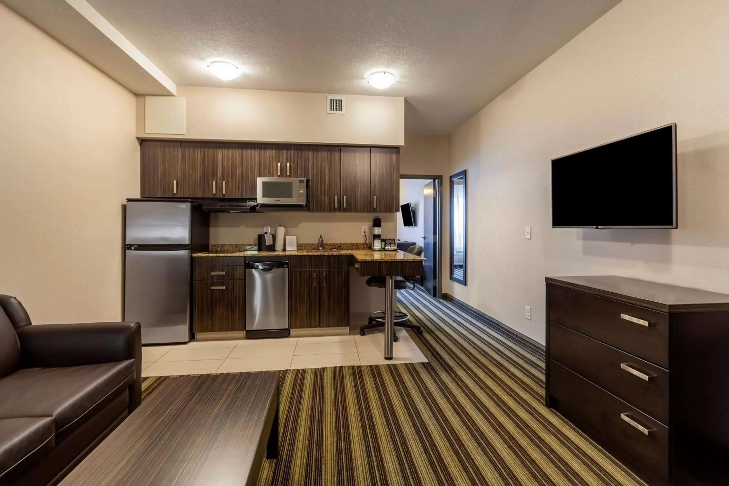 One-Bedroom Queen Suite with Sofa Bed and Kitchen - Non-Smoking in Best Western Plus Drayton Valley All Suites