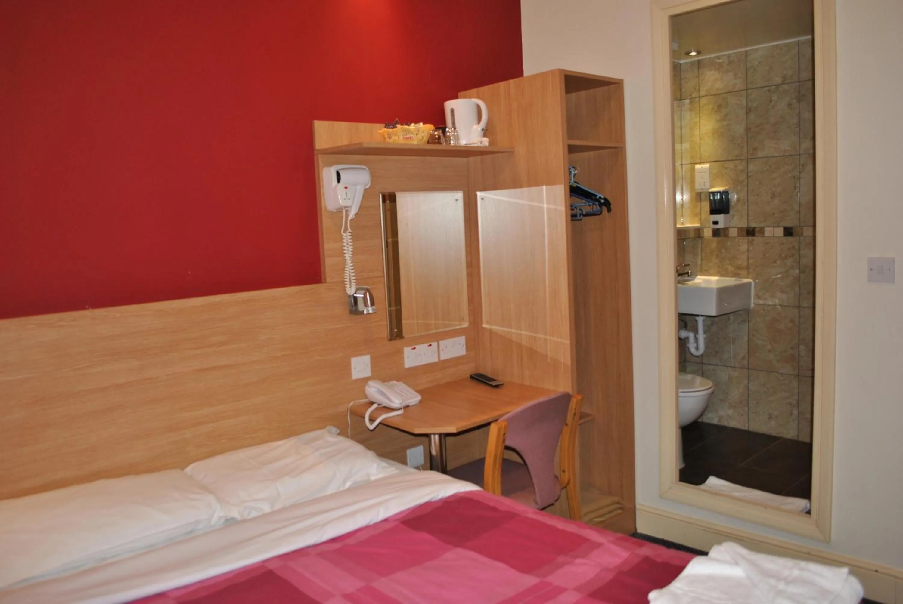 Double Room with private toilet and shower in Carlton Hotel