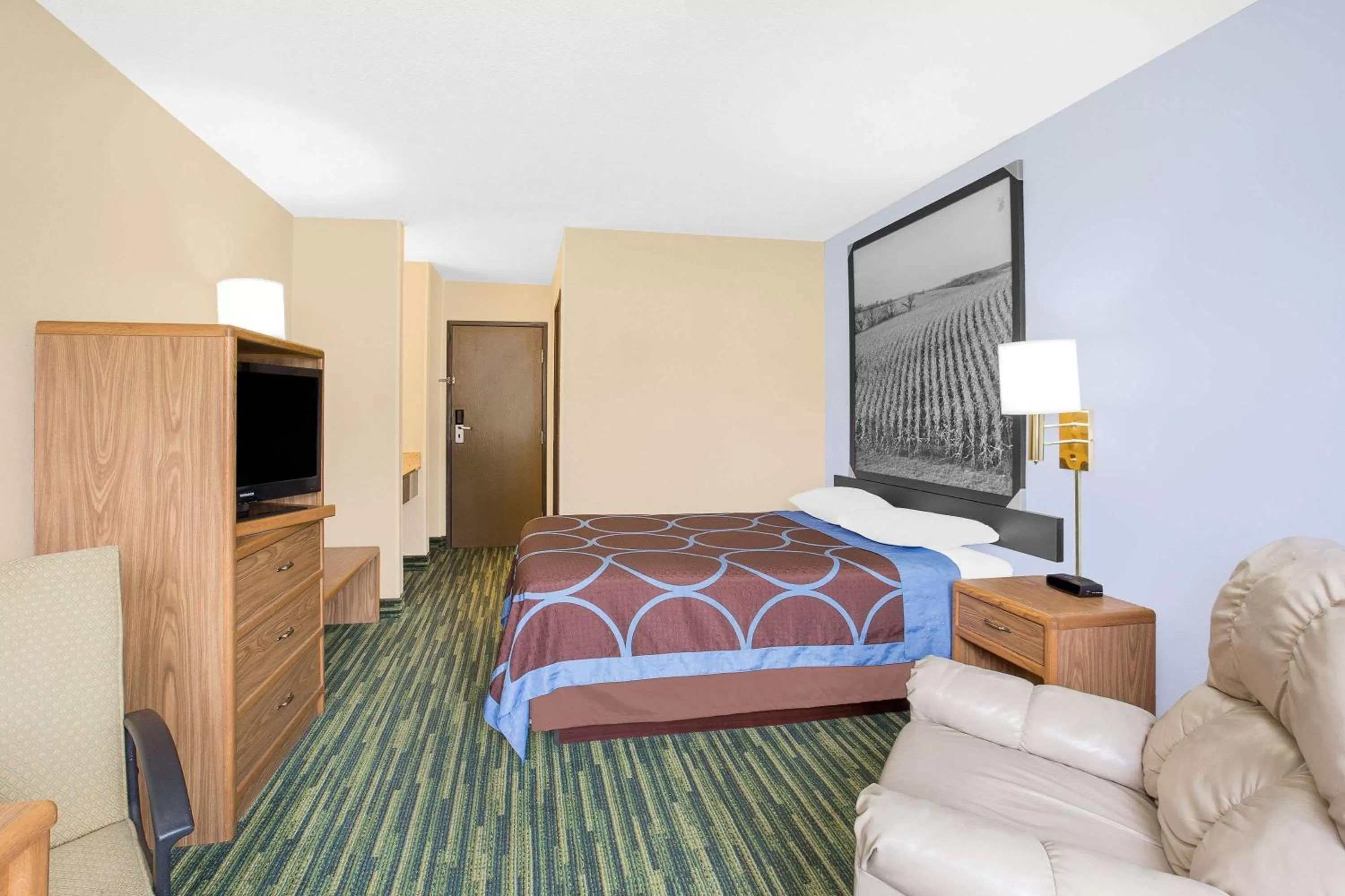 Queen Room - Non-Smoking in Boarders Inn & Suites by Cobblestone Hotels Waterloo Cedar Falls