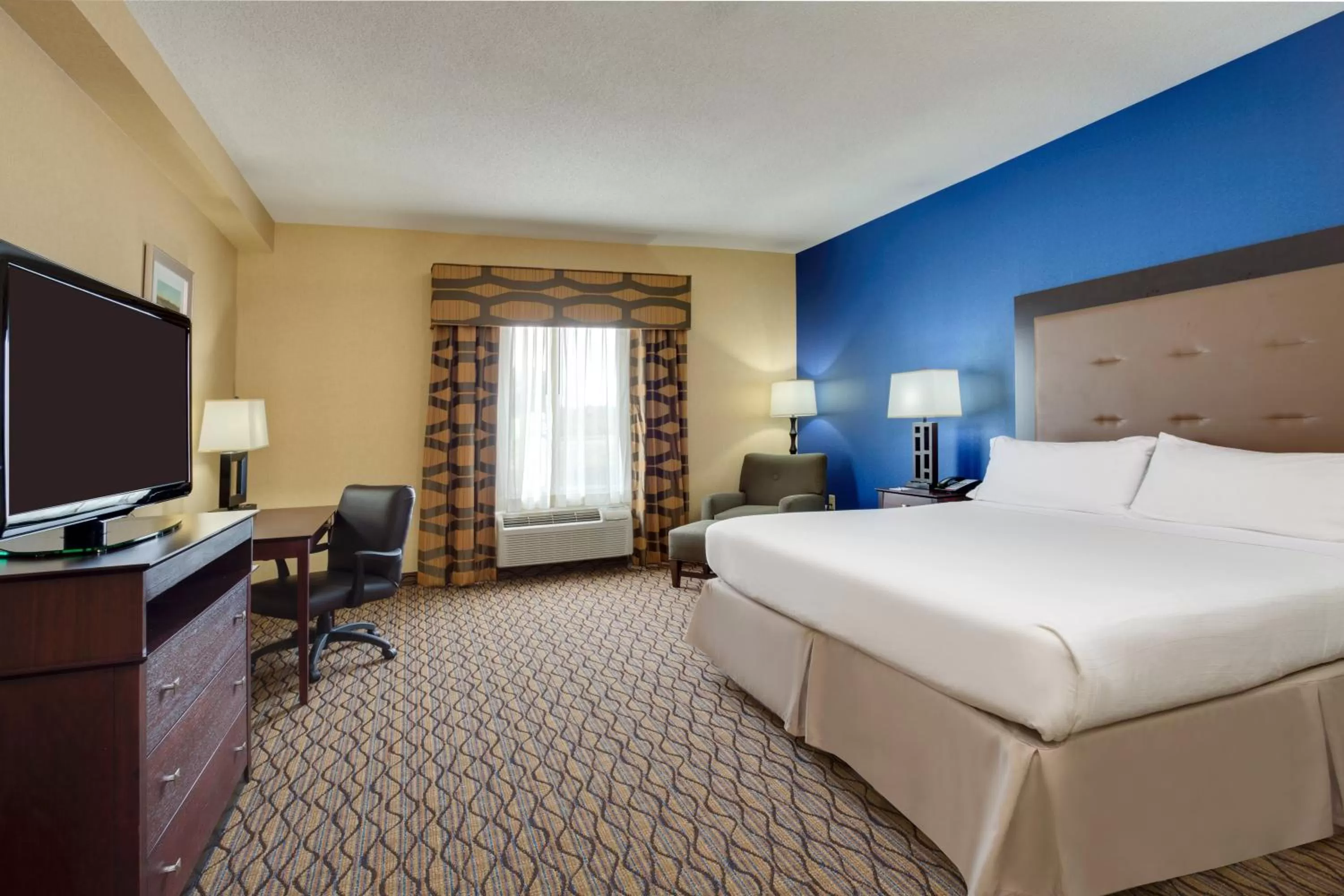 Standard Room in Holiday Inn Express Tower Center New Brunswick by IHG