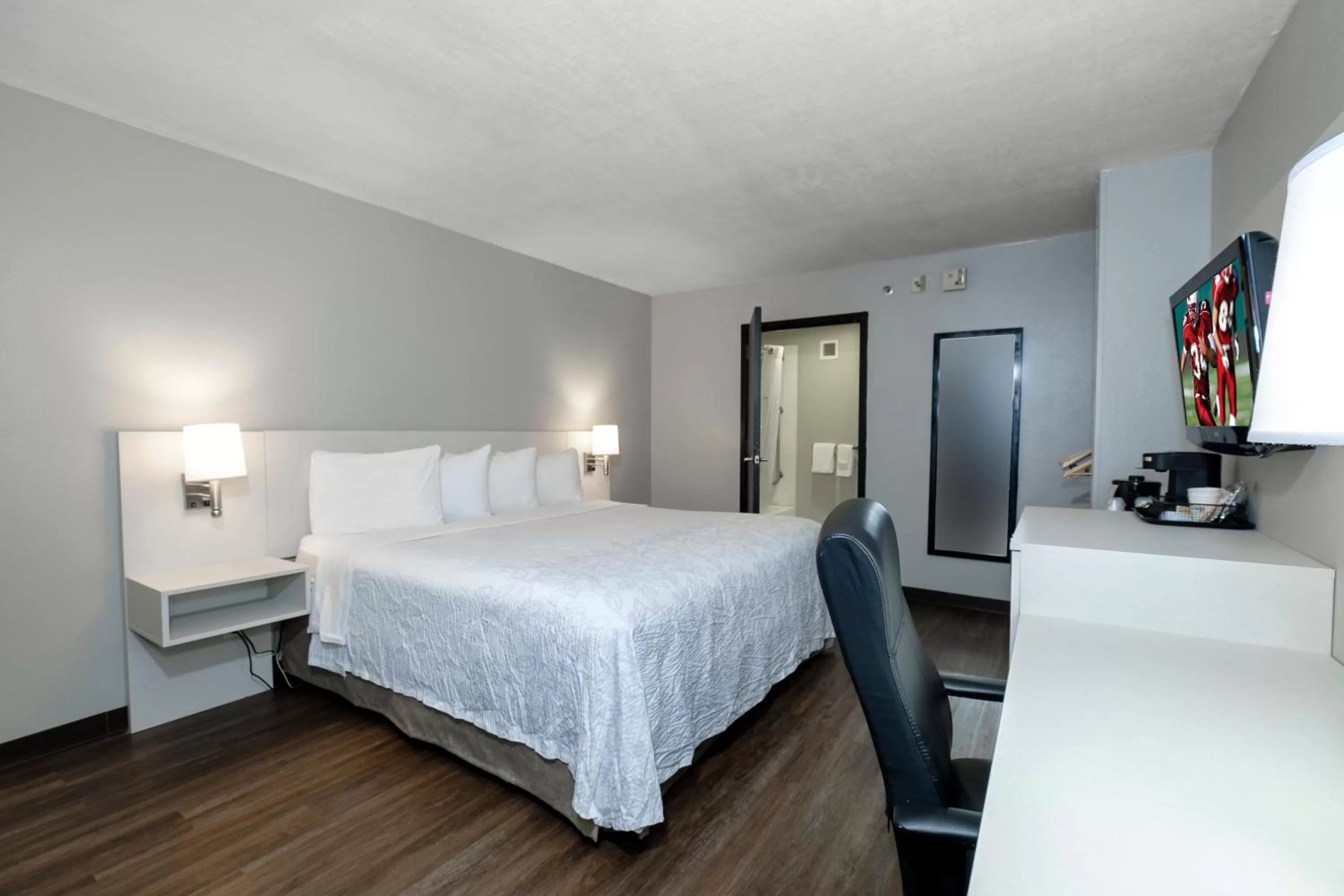 Business King Room Disability Access Smoke Free in Red Roof Inn PLUS Orlando-Convention Center- Int'l Dr