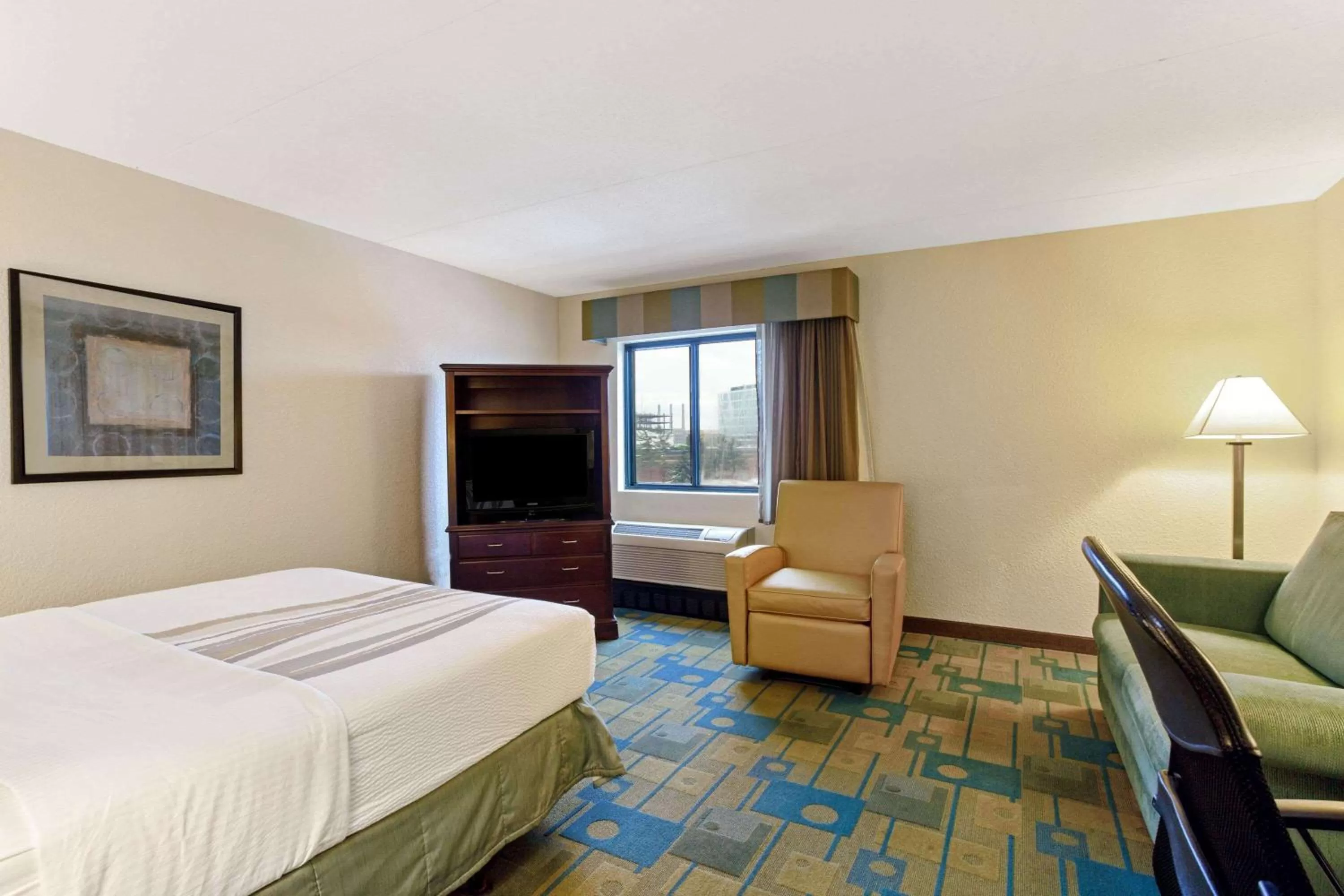 Queen Room with Mobility/Hearing Impaired Access and Roll in Shower - Non-Smoking in La Quinta by Wyndham Boston Somerville