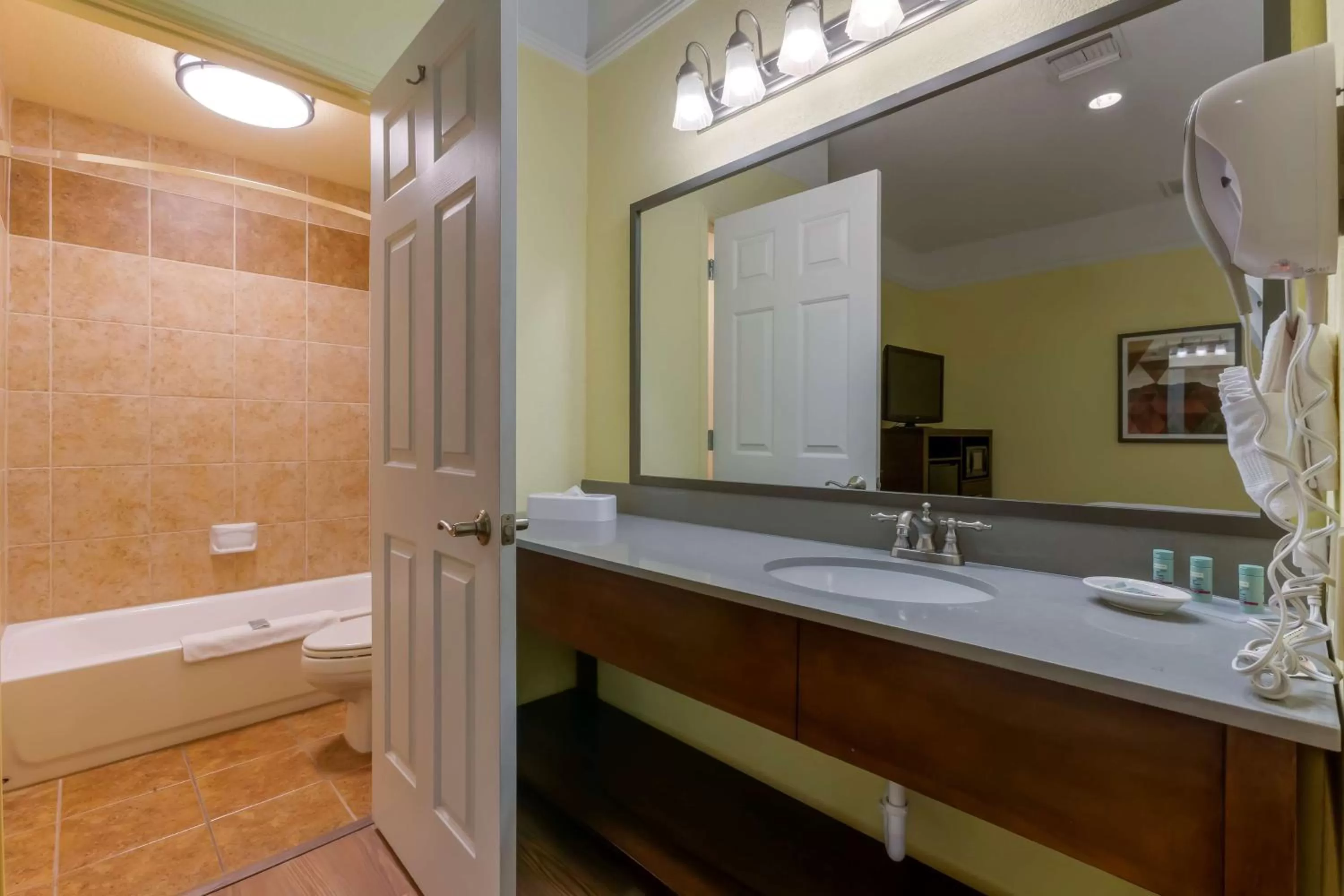 Queen Suite in Best Western Phoenix Goodyear Inn