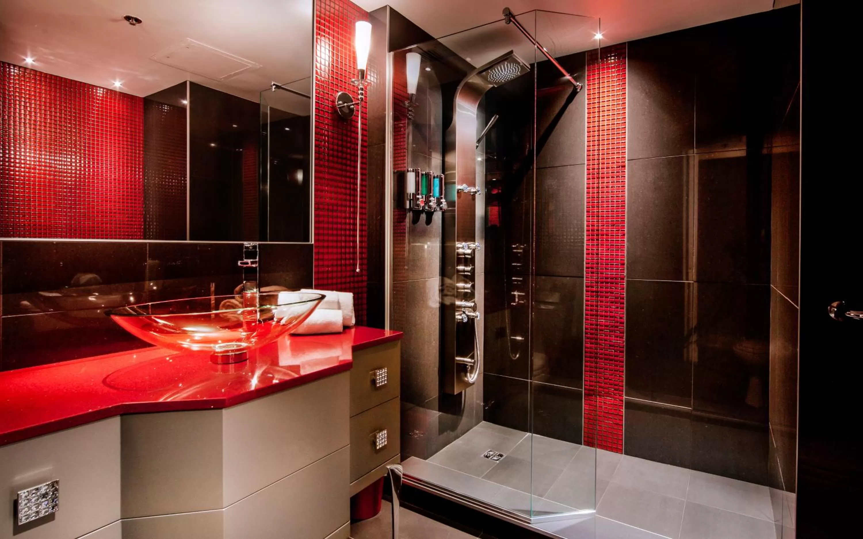 Exterior View Signature Room, 1 Queen Bed and 1 Queen Murphy Bed, Fireplace and Glass Shower in Hôtel Plaza Québec par JARO