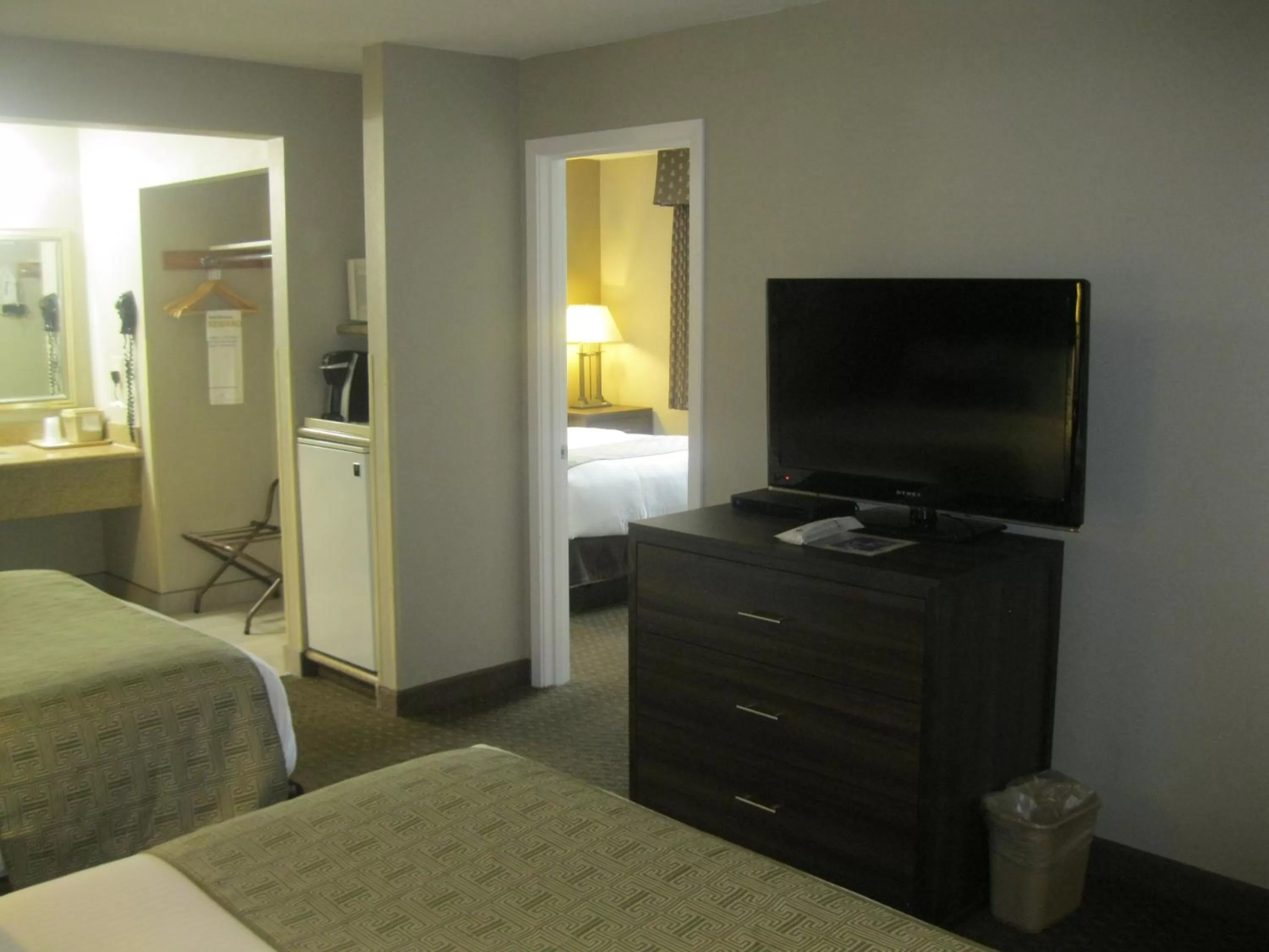 Two Room Suite with Three Queen Beds in Best Western John Day Inn