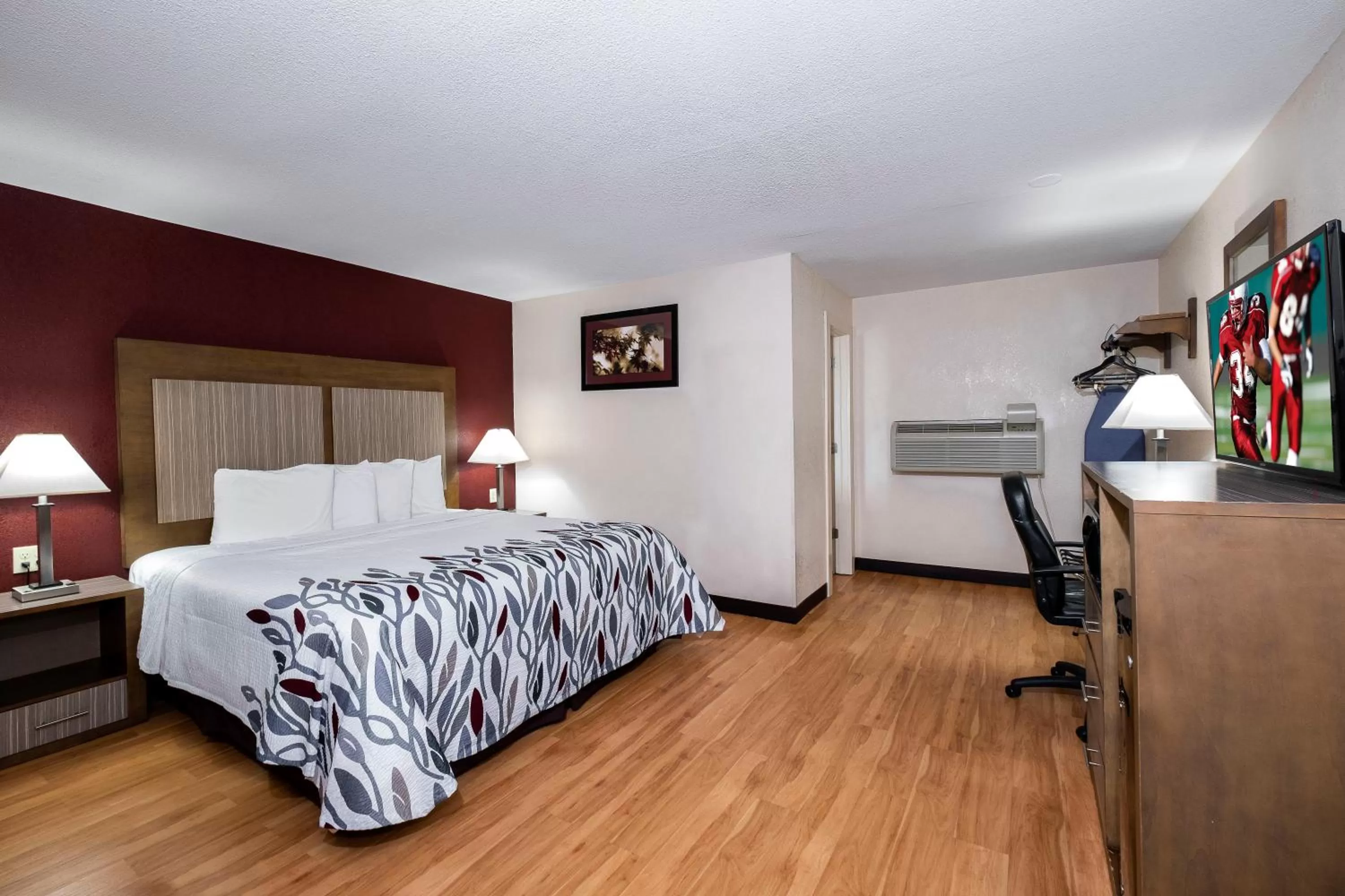 Superior King Room Larger Room Smoke Free in Red Roof Inn Neptune - Jersey Shore