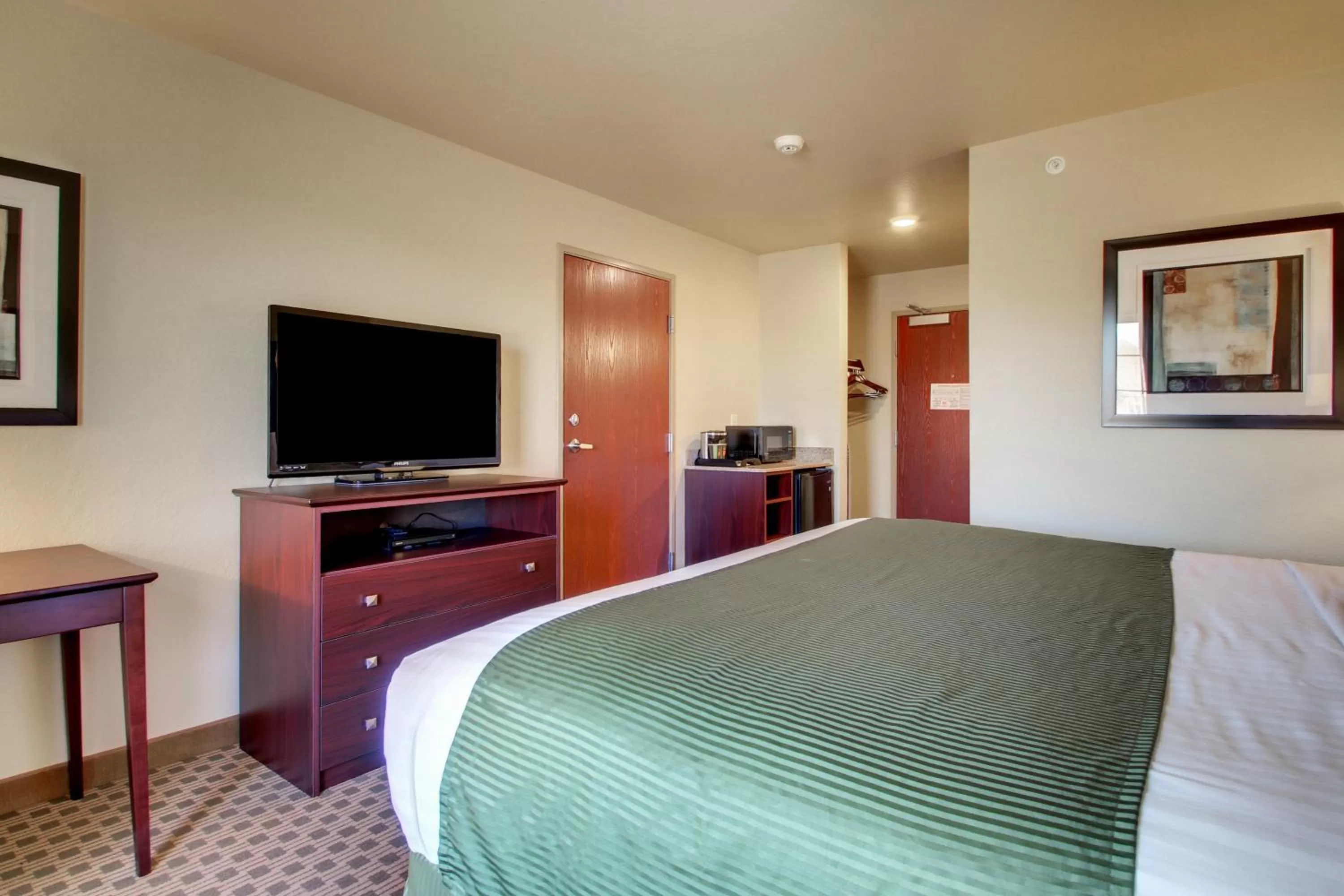 King Room in Cobblestone Hotel & Suites - Salem