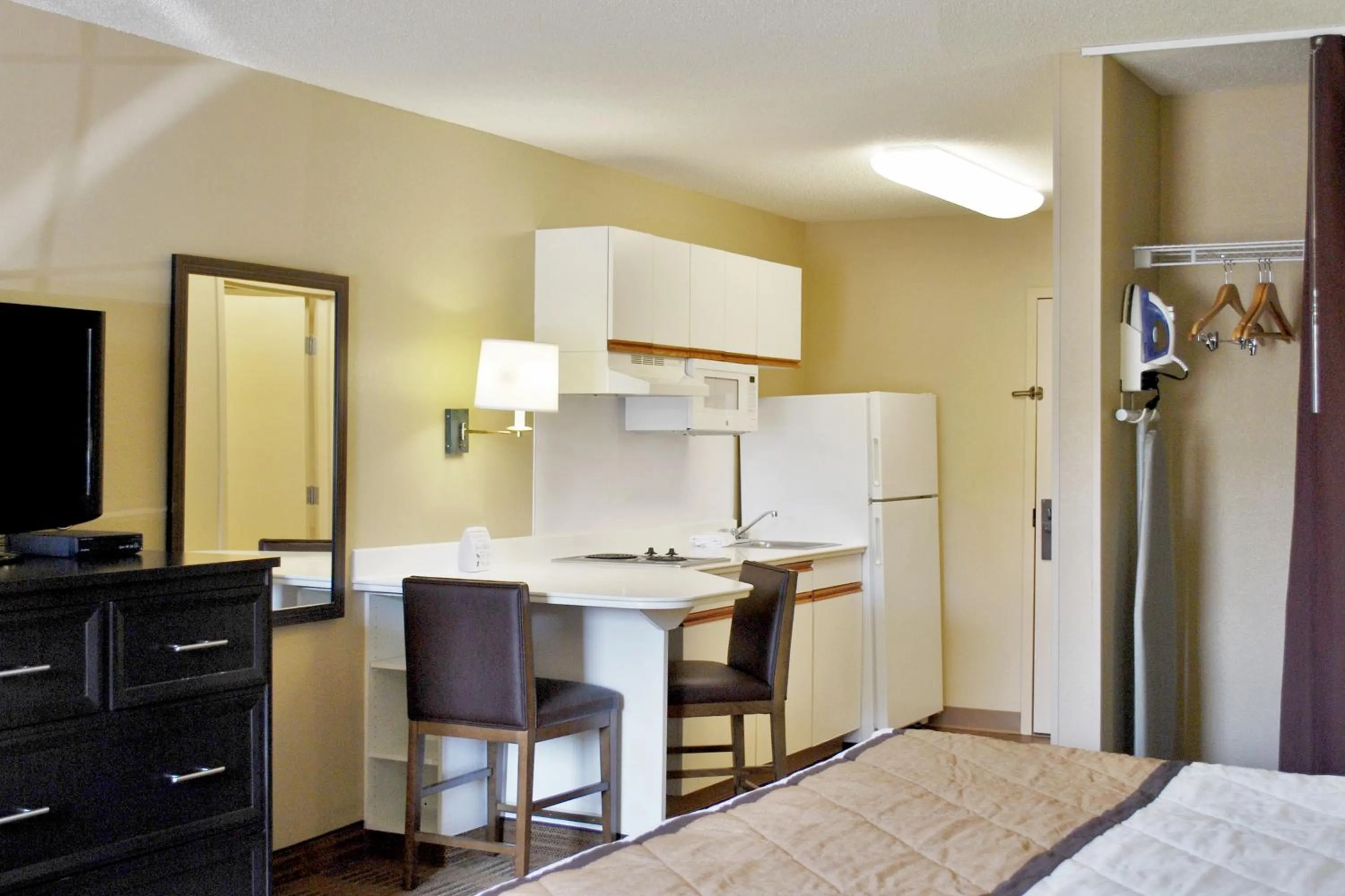 Kitchen or kitchenette in Extended Stay America Select Suites - Chicago - Naperville - East