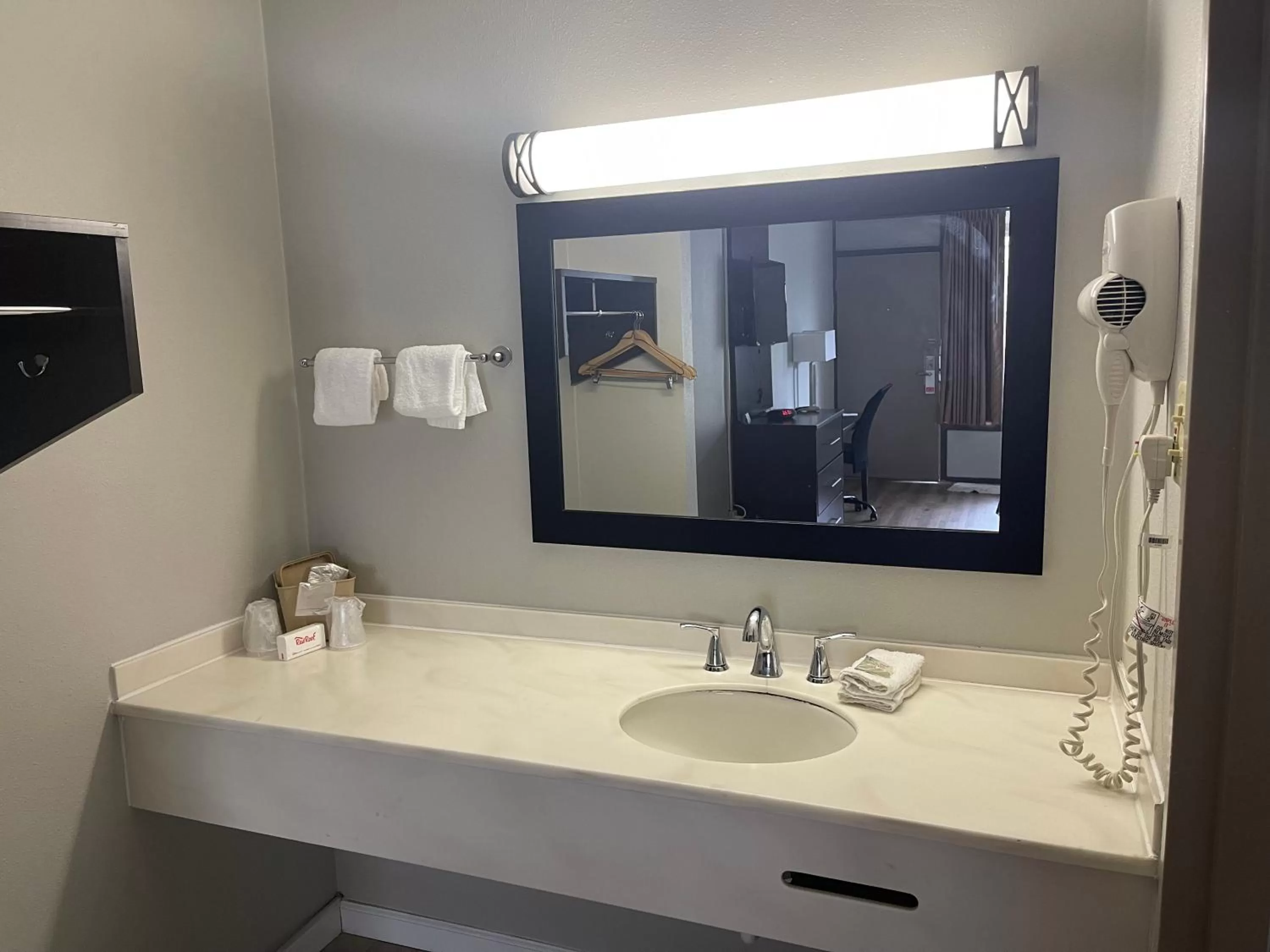 Superior King Room Disability Access Roll-In Shower Non-Smoking in Red Roof Inn Clearfield