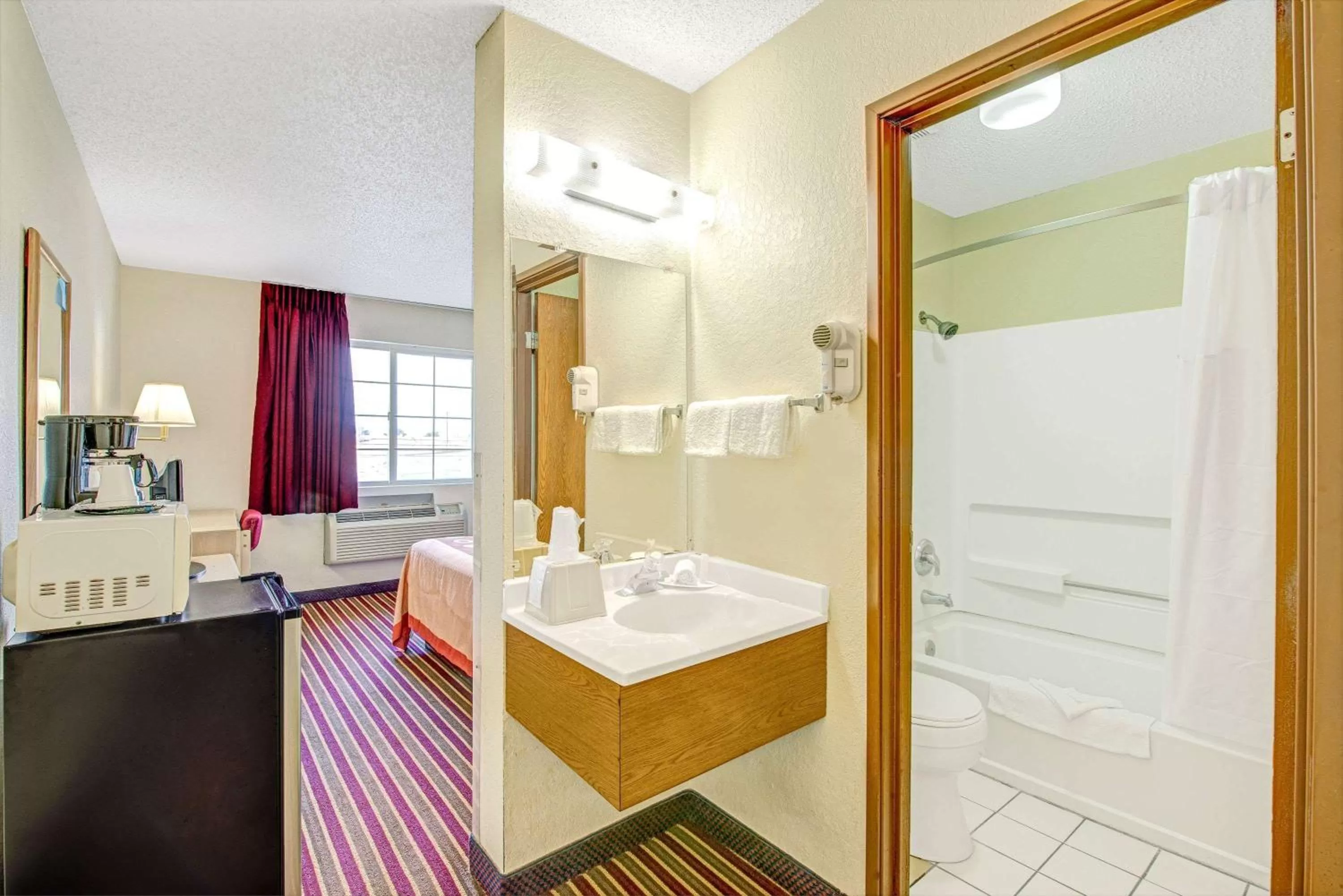 Queen Room - Non-Smoking in Super 8 by Wyndham San Antonio/Fiesta