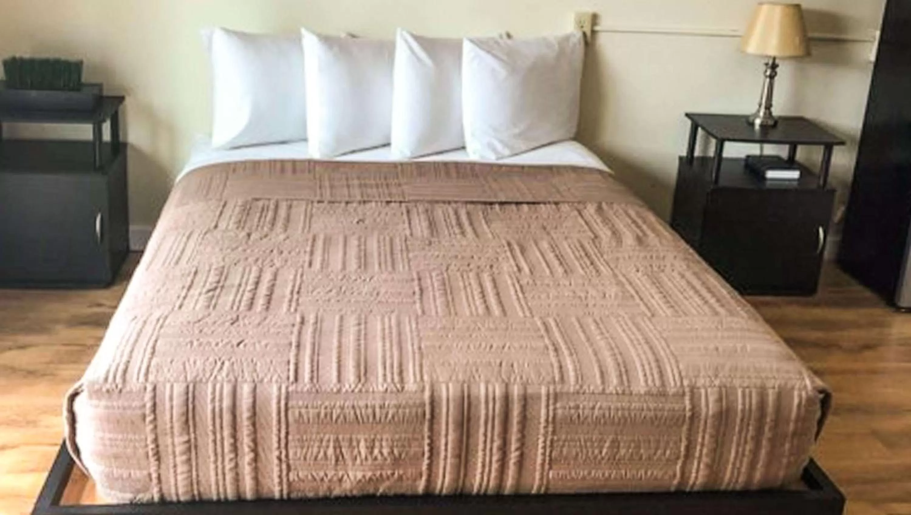 Queen Room - Disability Access in Colonial Inn Ellsworth