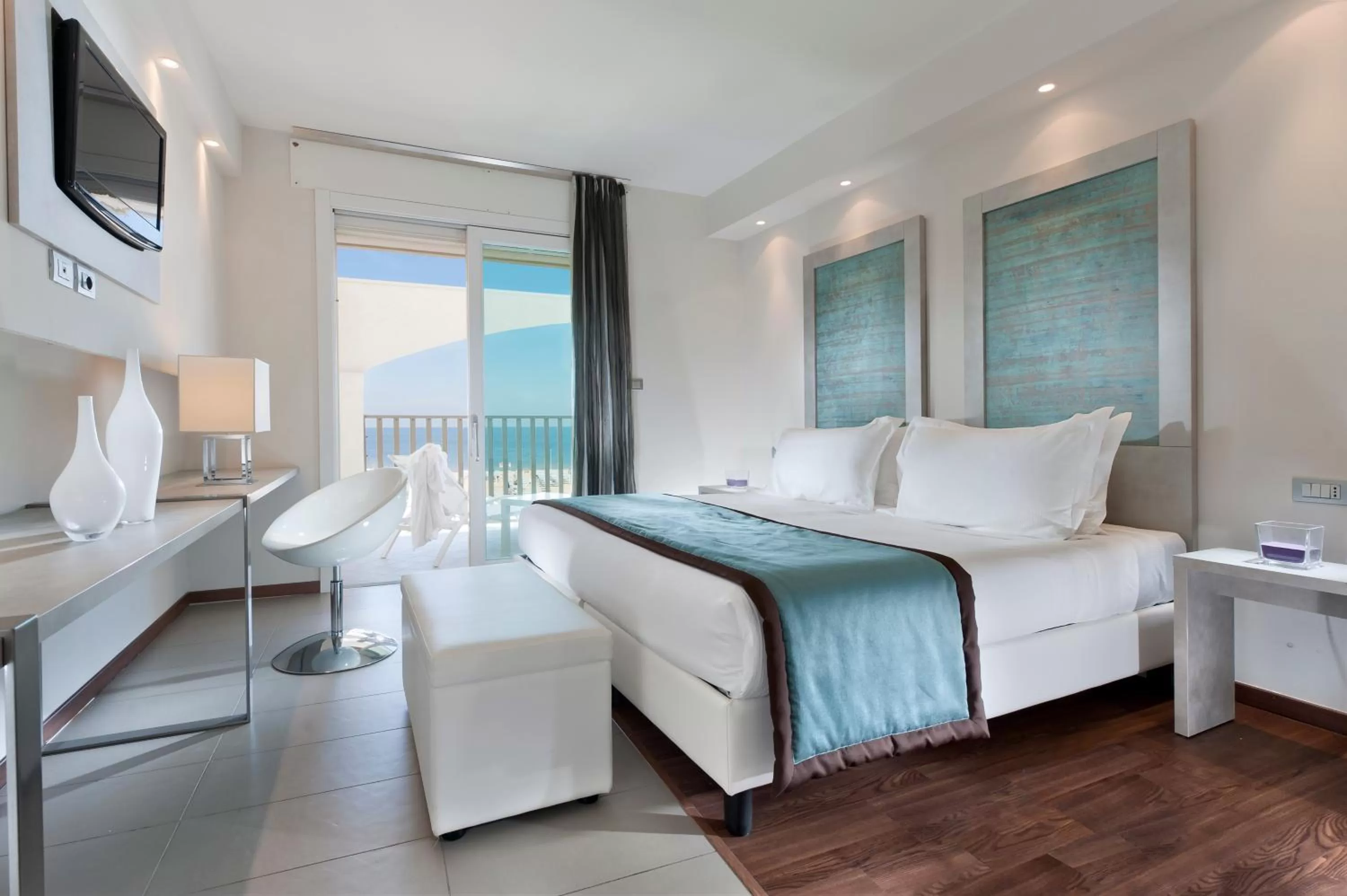 Beachfront Superior Room with balcony and pool access - single occupancy in Yes Hotel Touring & SPA