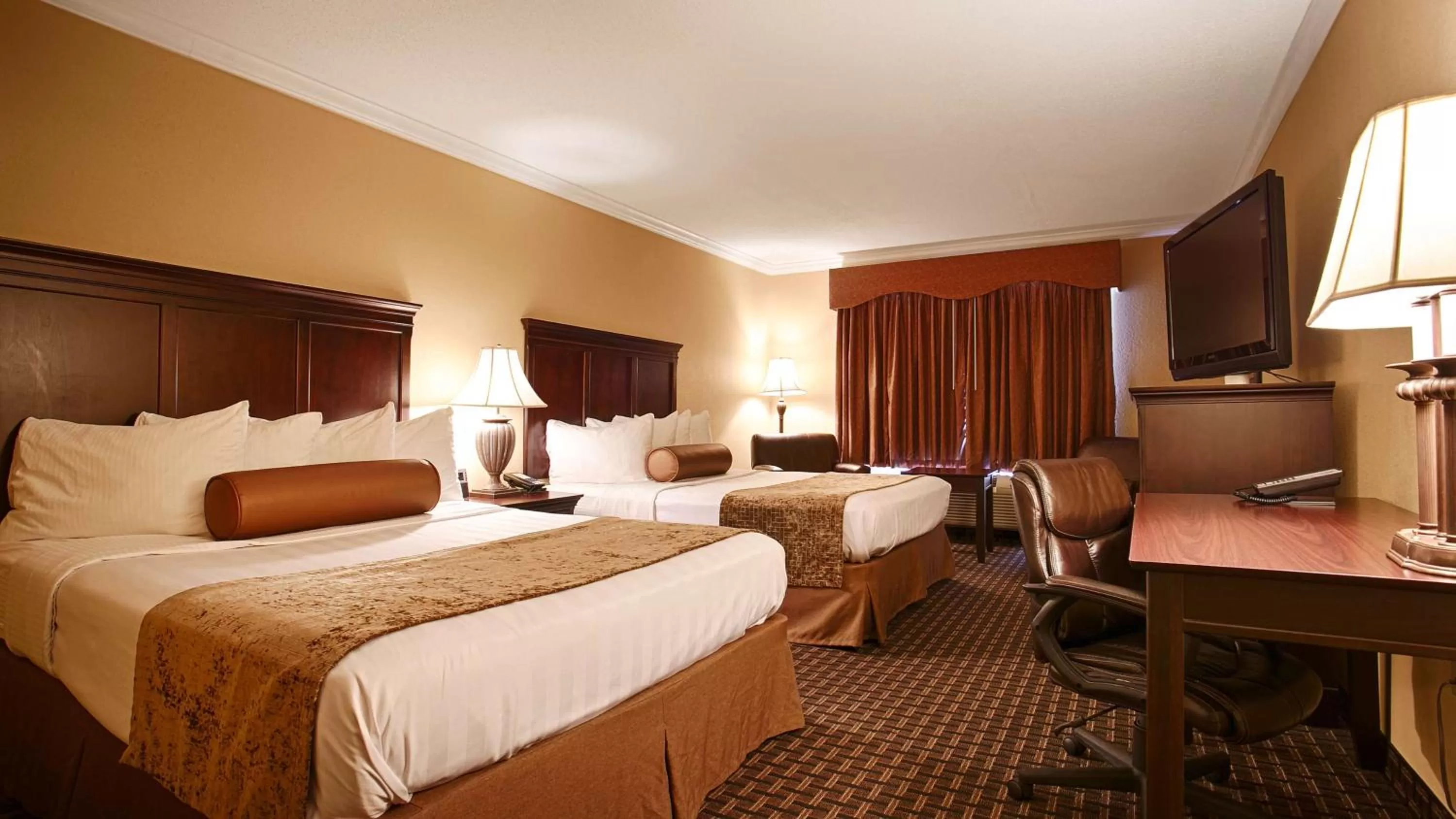 Queen Room with Two Queen Beds with Roll-In Shower - Mobility Accessible/Non-Smoking in Best Western Plus Southpark Inn & Suites