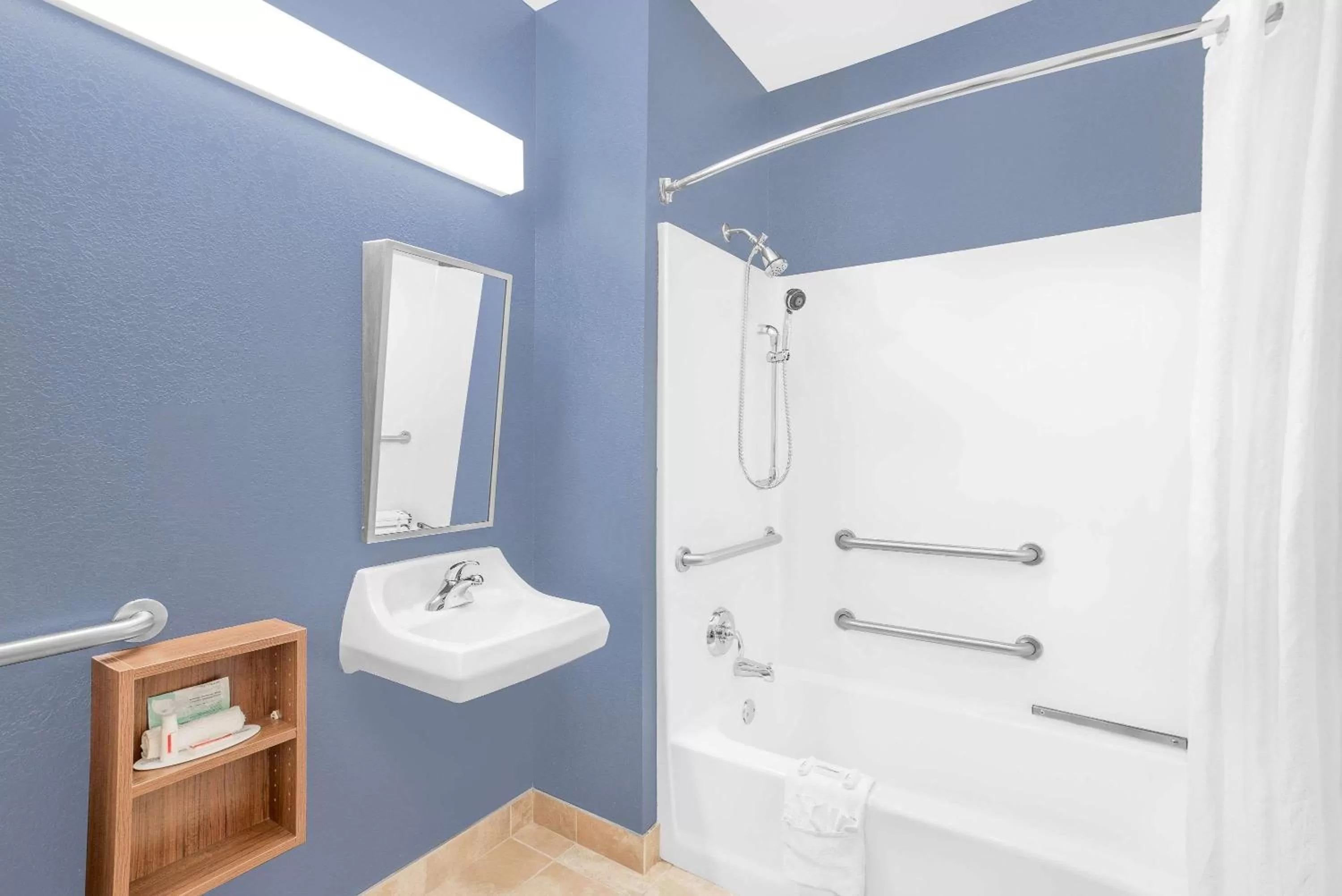 Queen Room - Disability Access - Non-Smoking in Microtel Inn & Suites Chili/Rochester