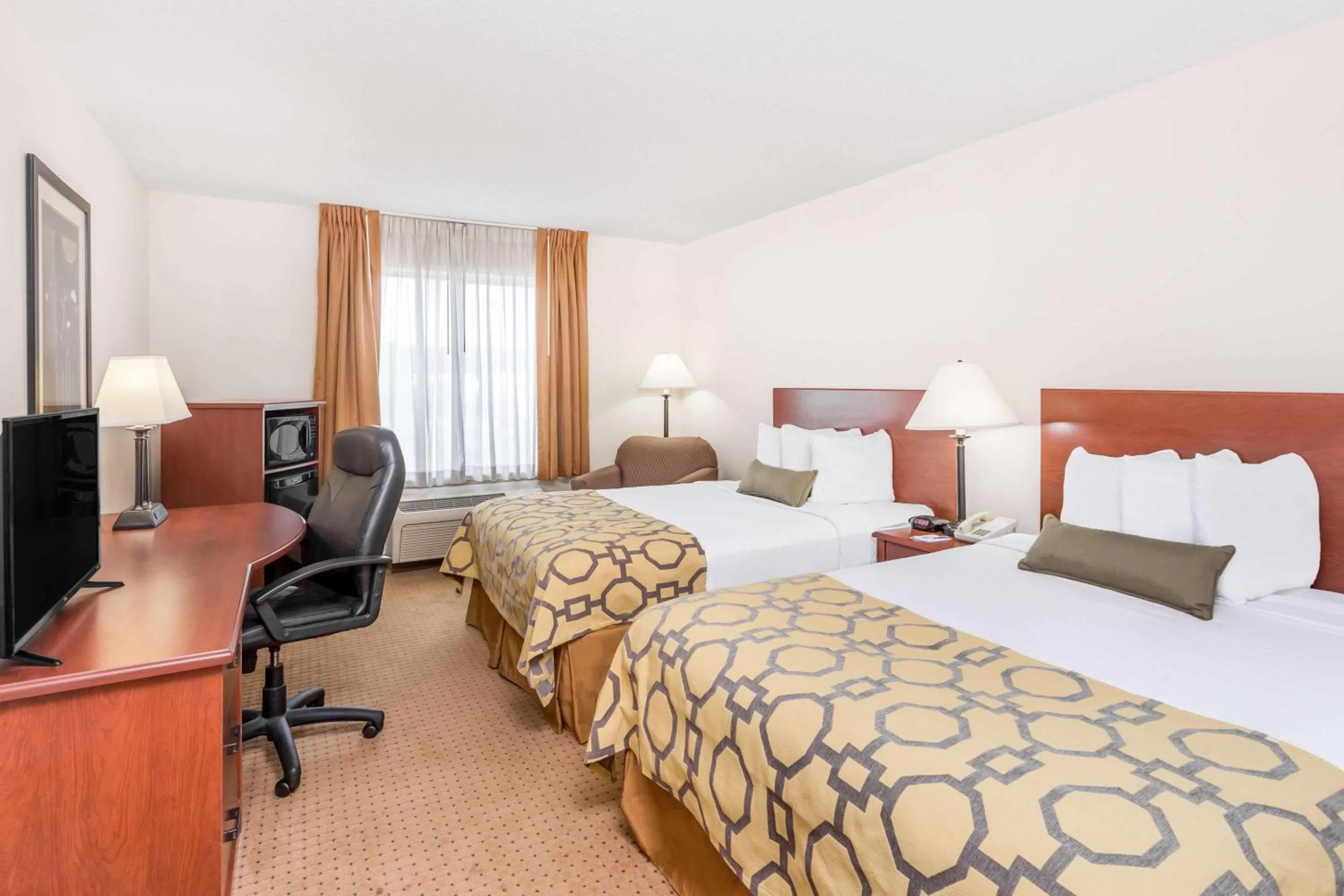 Queen Room with Two Queen Beds - Non-Smoking in Baymont by Wyndham Cartersville