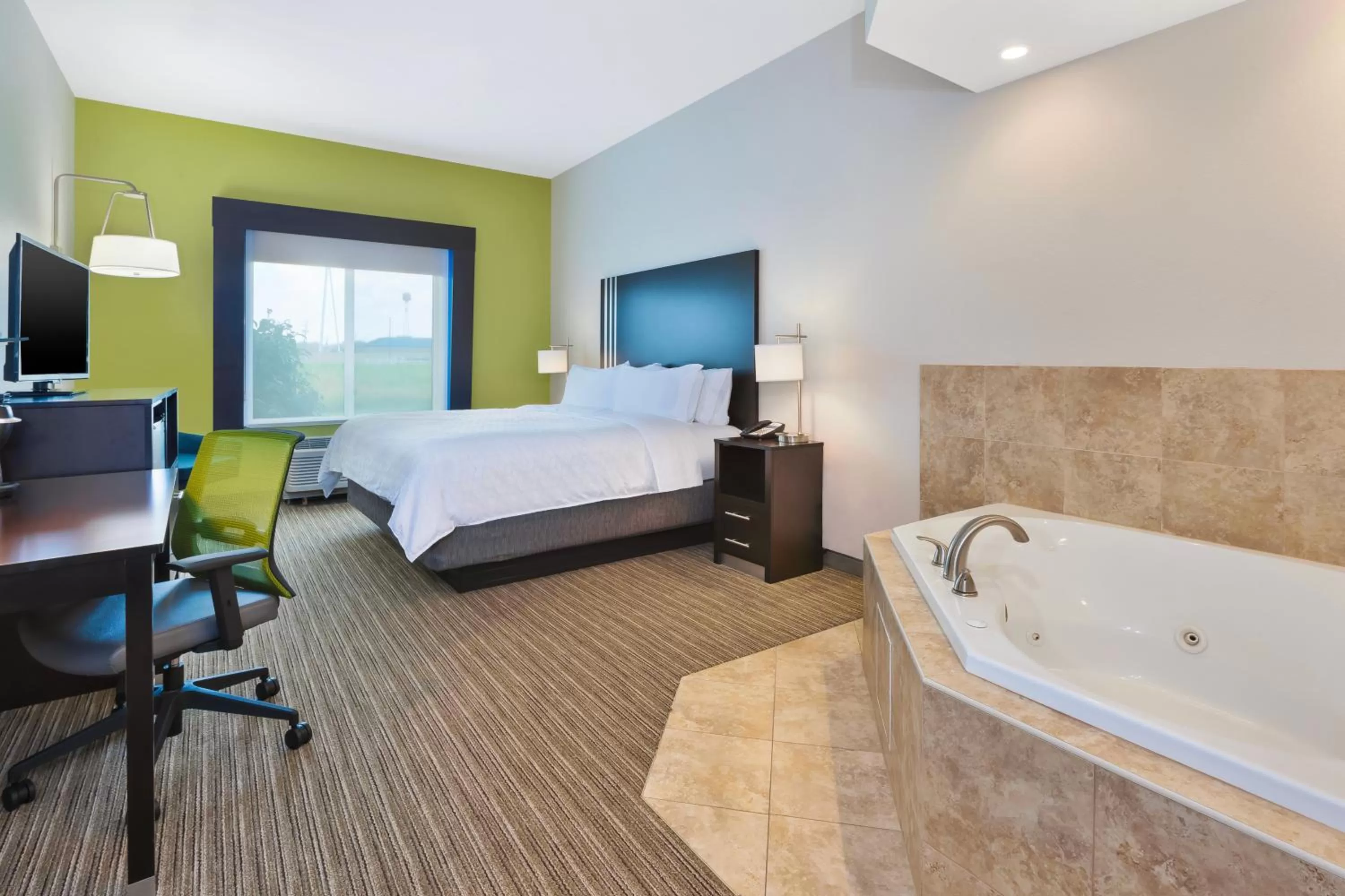 King Suite with Jetted Tub in Holiday Inn Express & Suites - Effingham by IHG