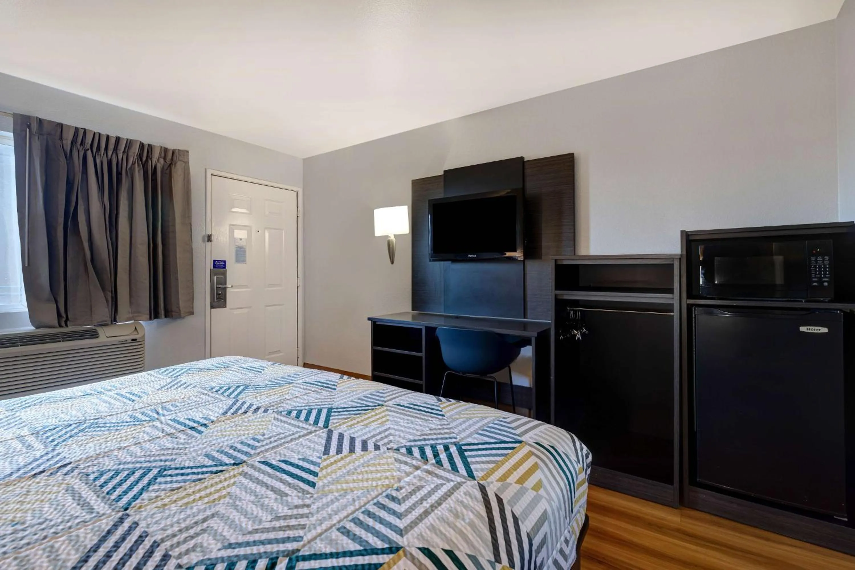 Deluxe King Room - single occupancy - Smoking in Motel 6-Buttonwillow, CA Central