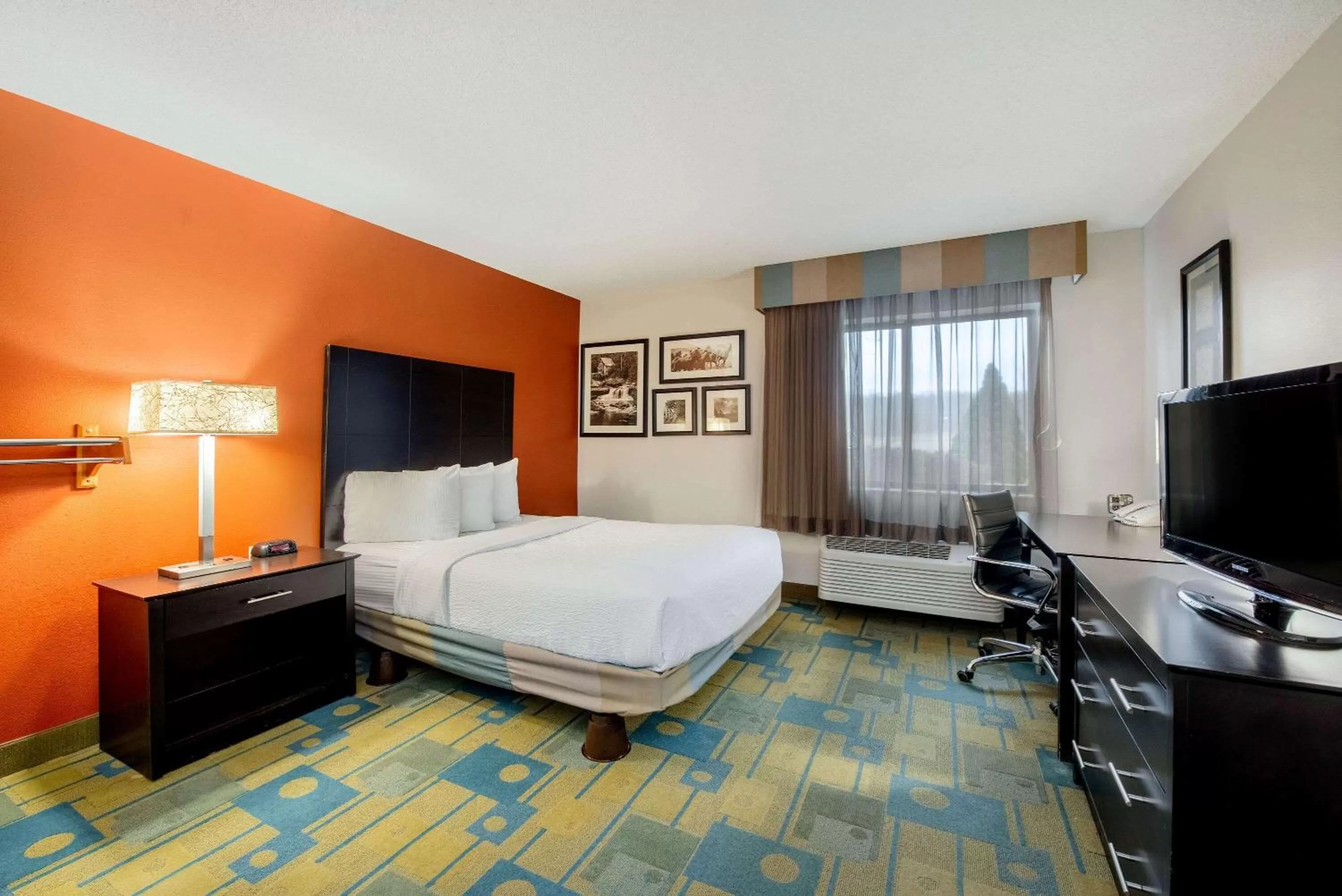 King Room with Bath Tub - Mobility/Hearing Accessible - Non-Smoking in La Quinta by Wyndham Mansfield OH