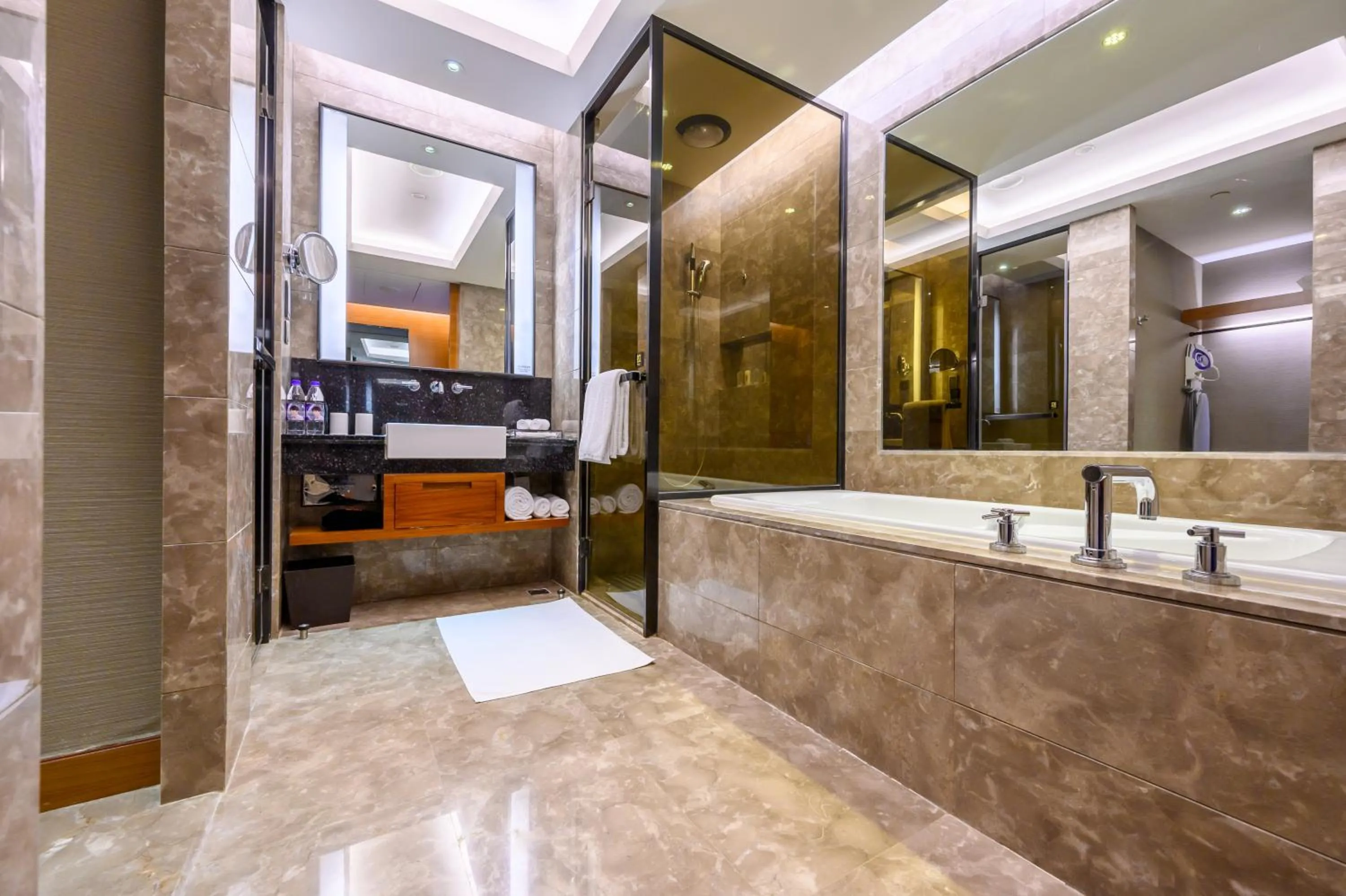 Premium King Room - Lounge Access in Crowne Plaza Huizhou by IHG