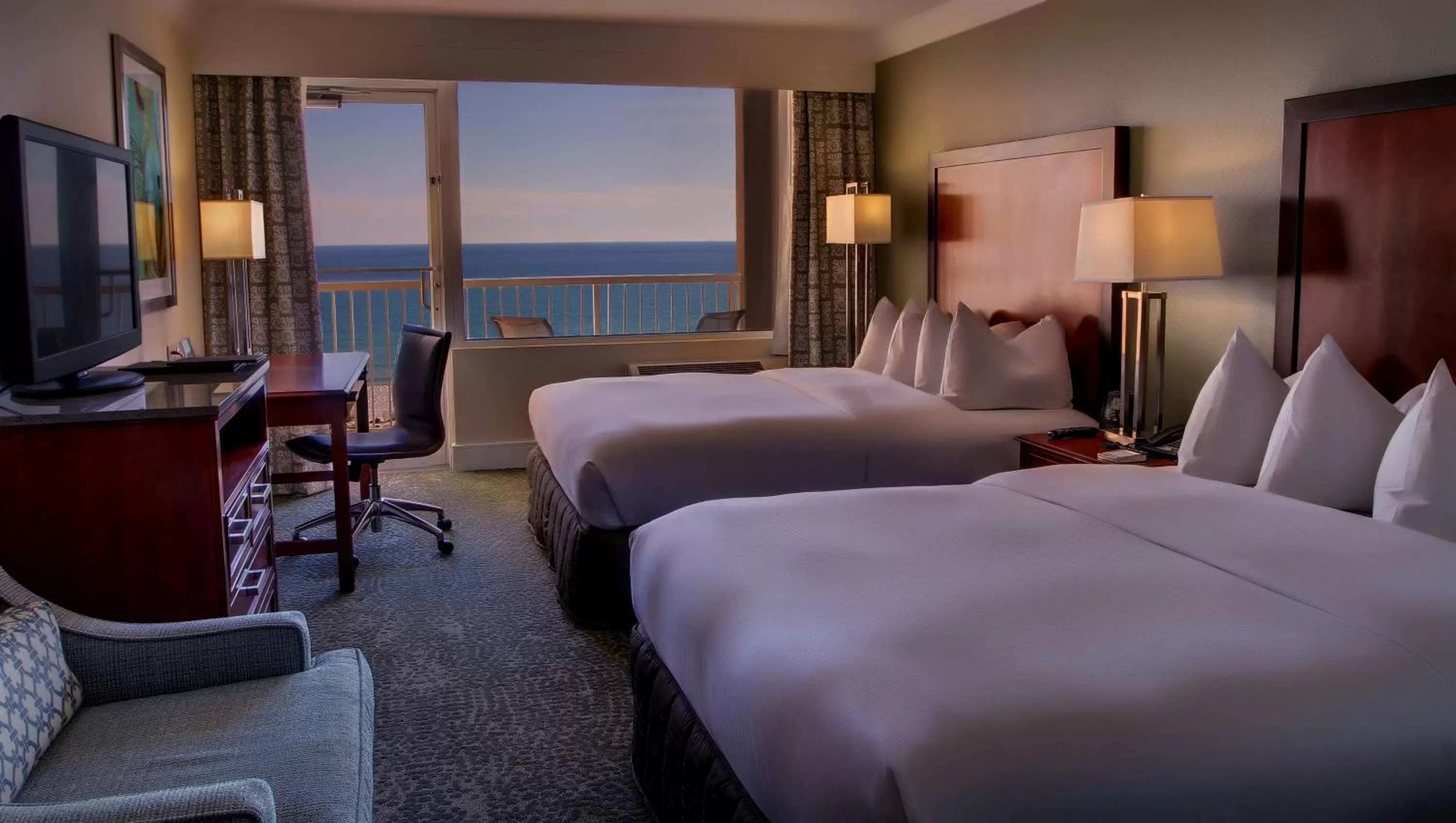 Deluxe Queen Room with View - Disability Access in Hilton Pensacola Beach