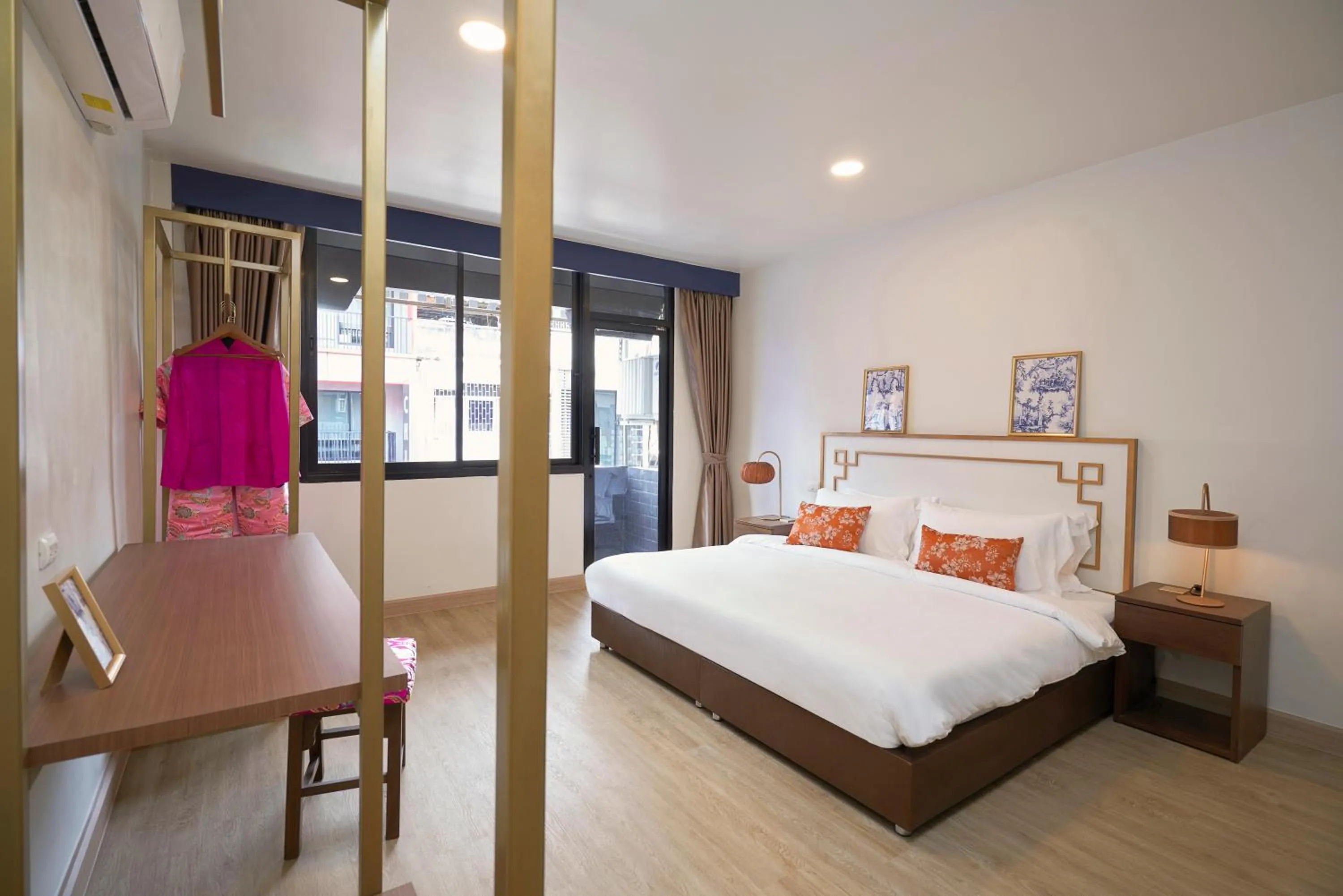 Deluxe King Room in Sweet's Escape