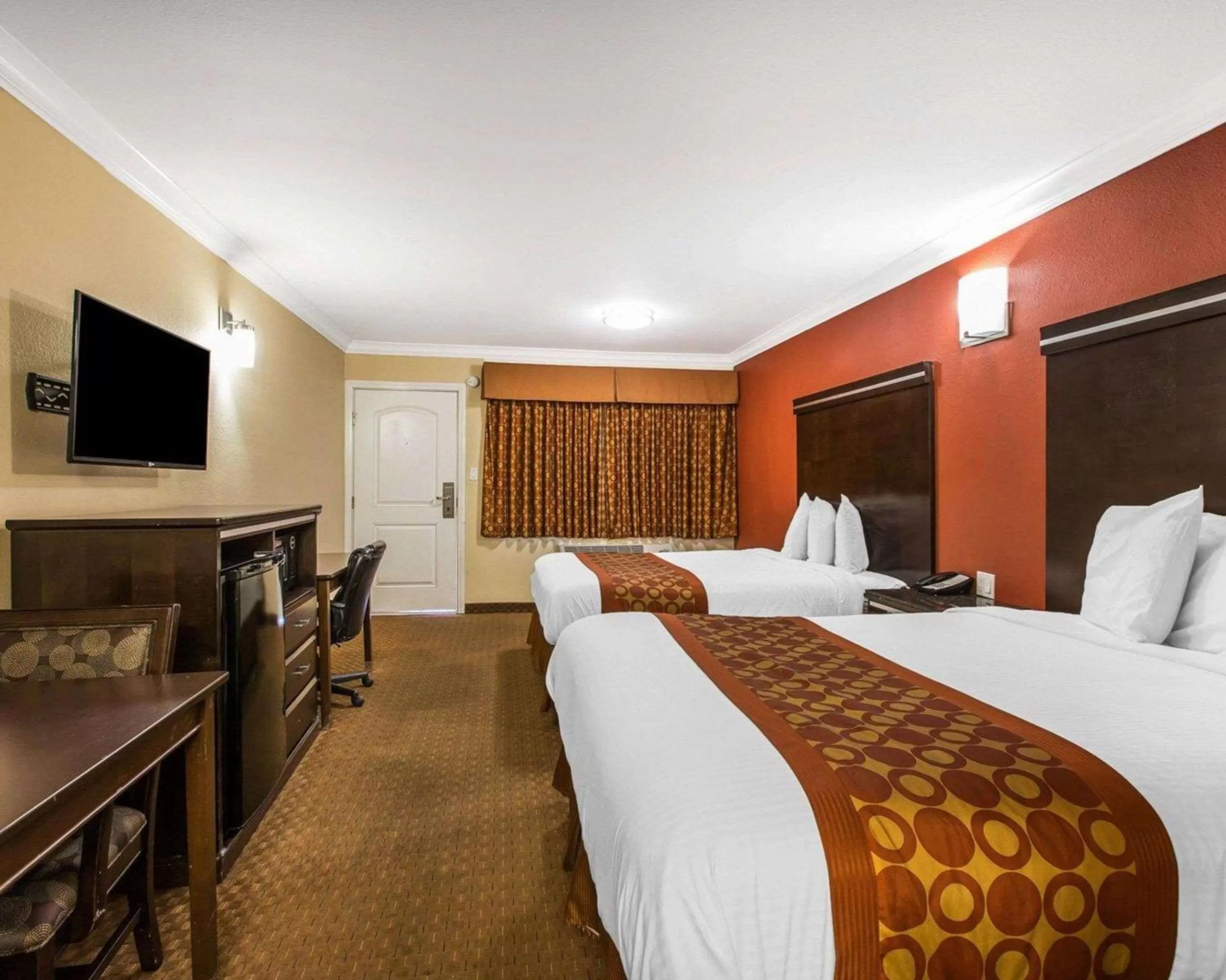 Queen Room with Two Queen Beds - Smoking in Rodeway Inn & Suites Corona