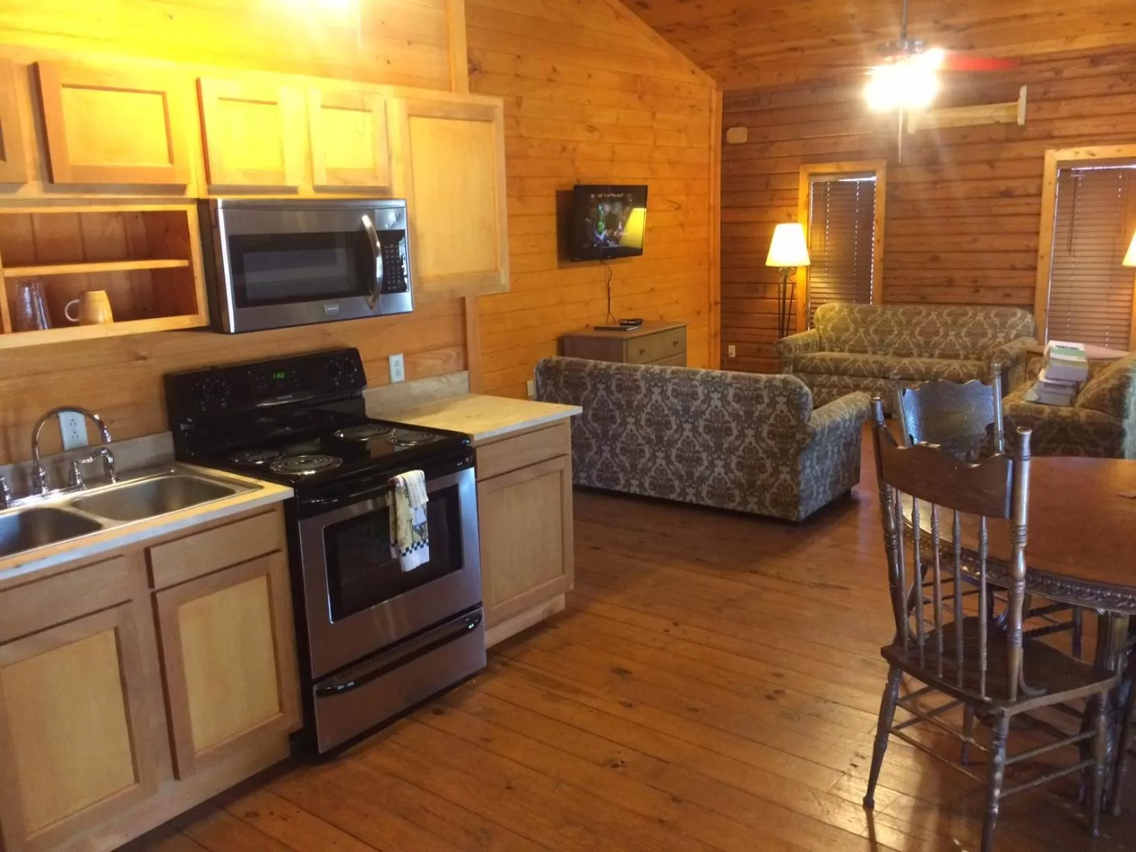 Three-Bedroom Cabin in The Smoke House Lodge