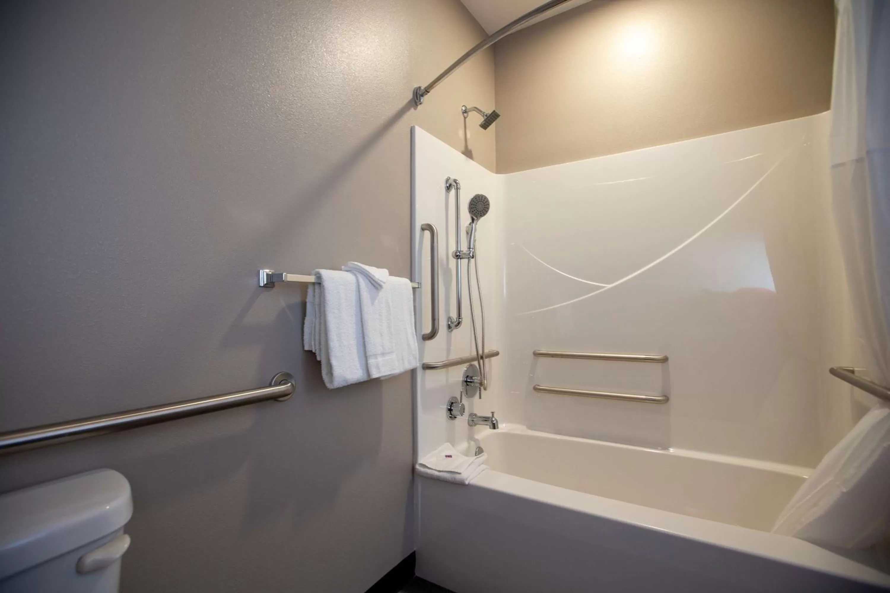 Shower in Studio 6 North Platte, NE - East