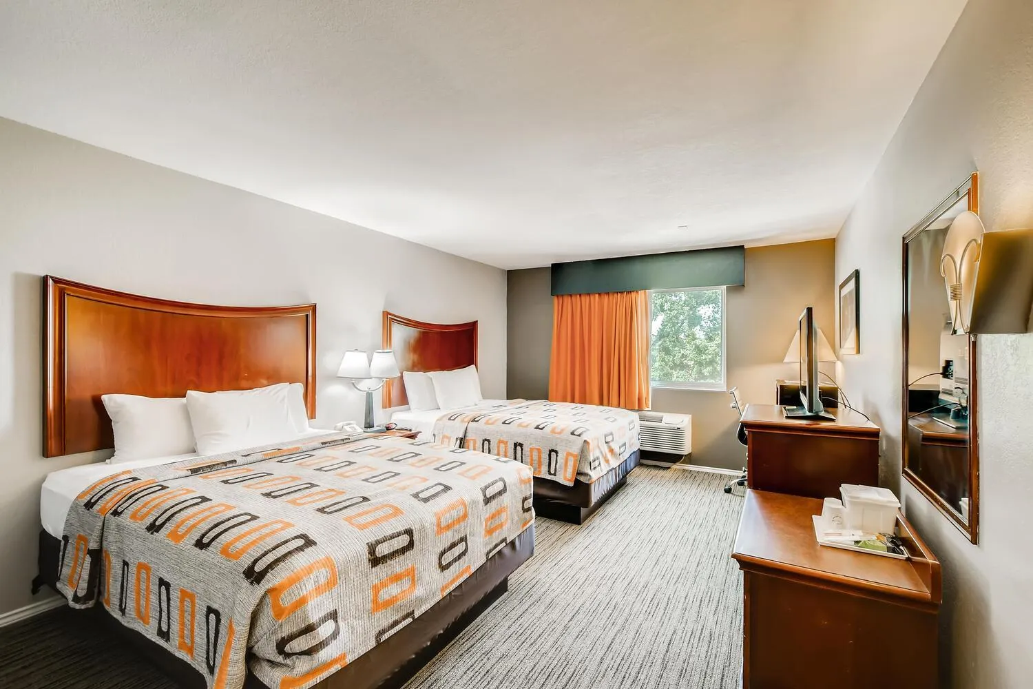 Queen Room in Orangewood Inn and Suites Midtown
