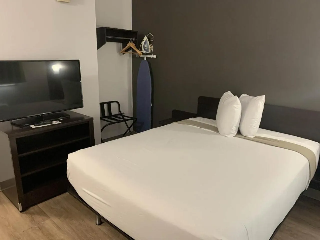 King Room - Smoking  in Studio 6-Hampton, VA - Langley AFB Area