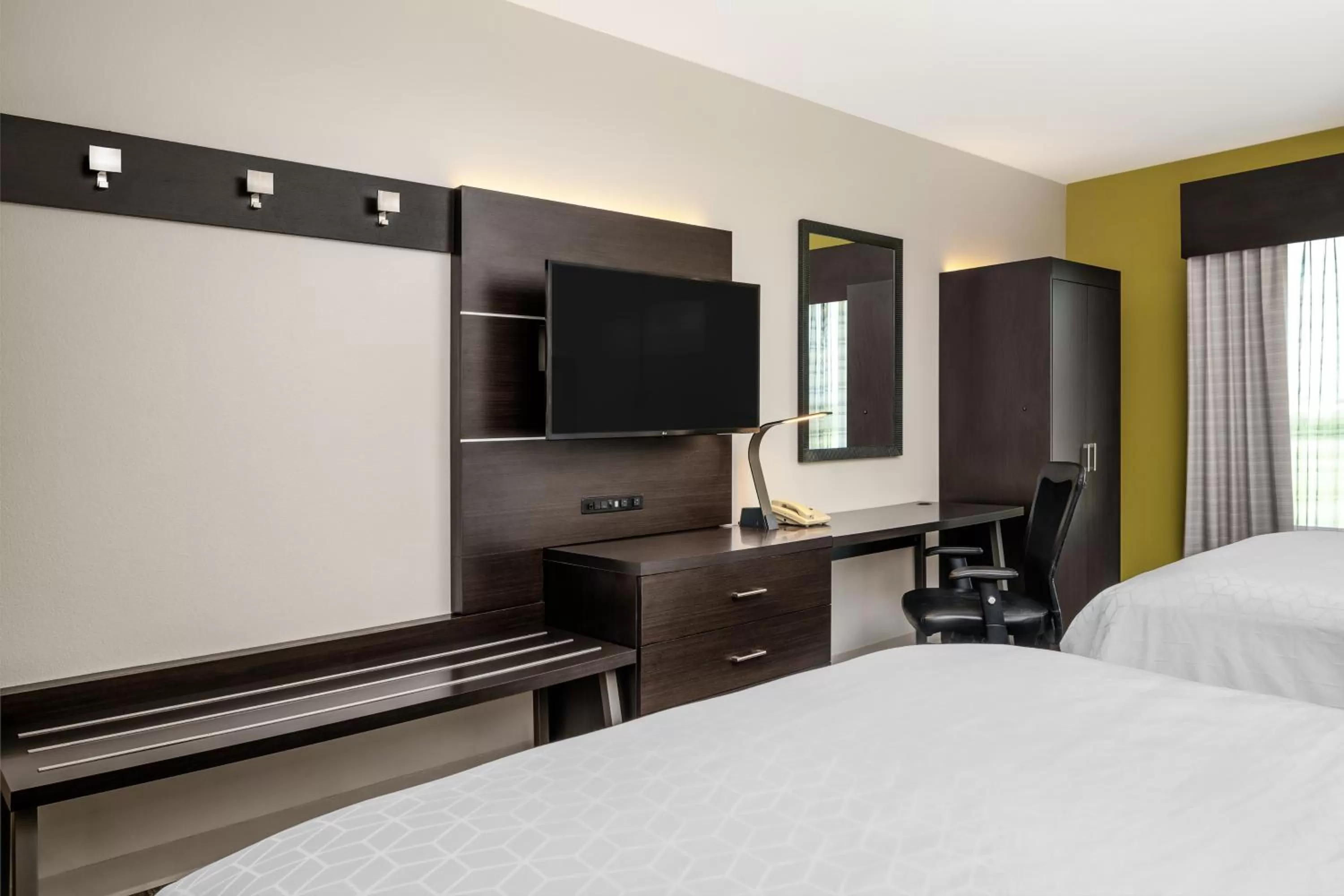 Standard Queen Room with Two Queen Beds and Mobility Accessible Tub in Holiday Inn Express & Suites Florence by IHG