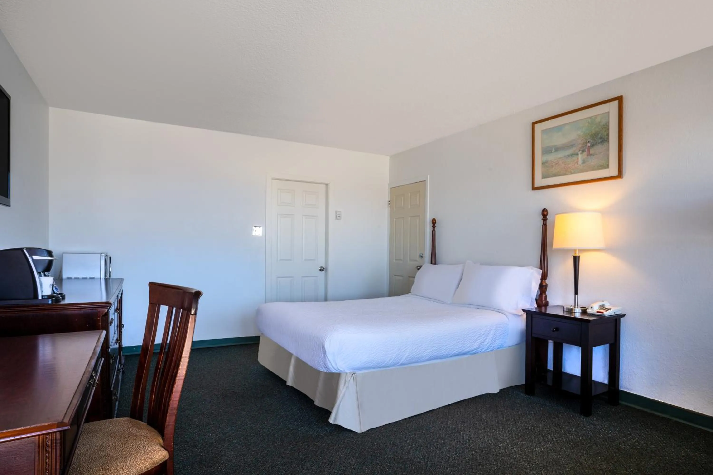 Queen Room - Non-Smoking in Thriftlodge by Wyndham Regina North