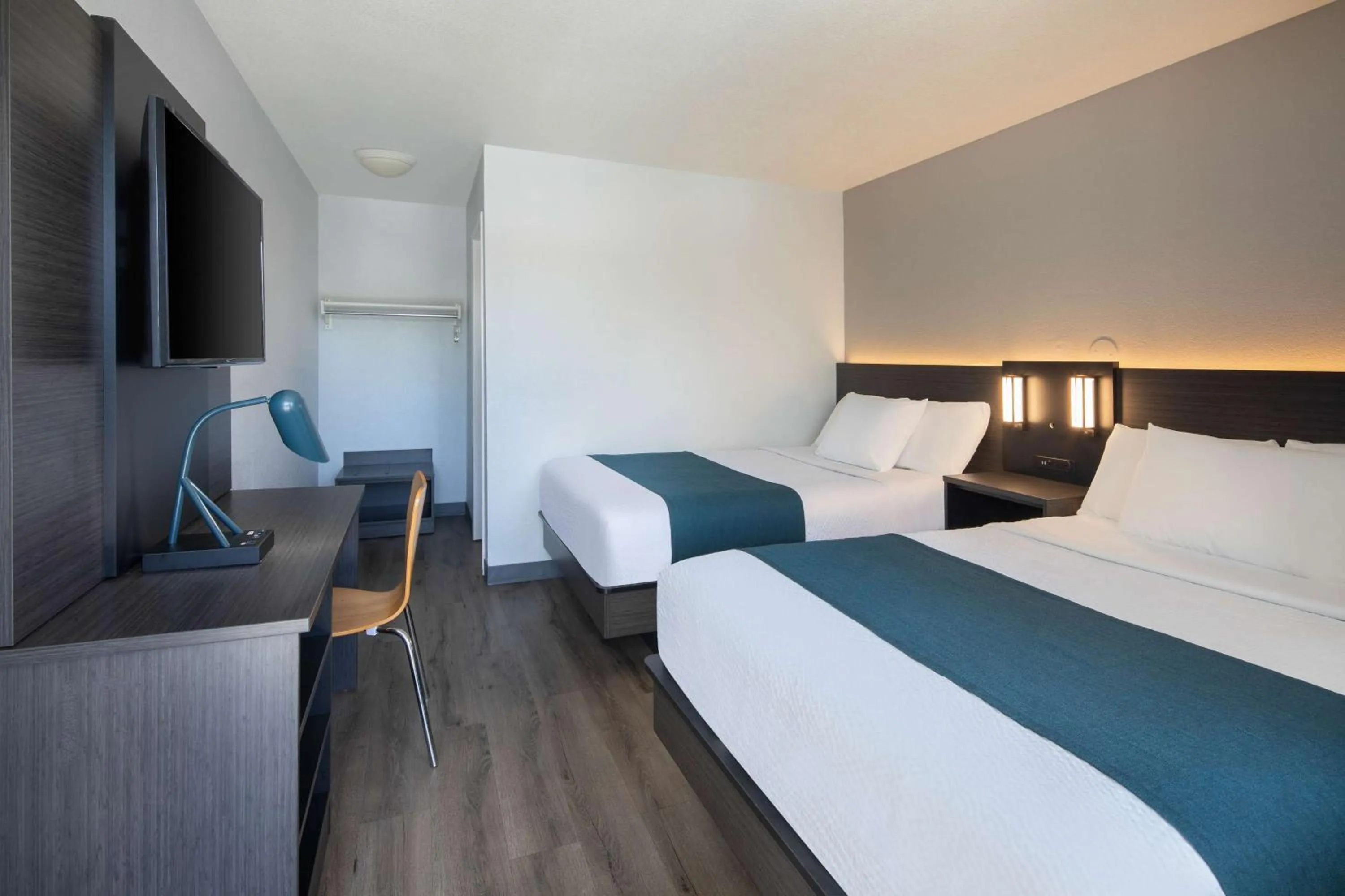 Deluxe Quadruple Room in Motel 6-Woodland, CA Sacramento Airport