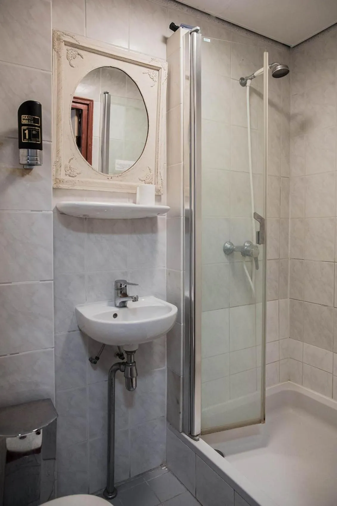 Twin Room (shared bathroom)  in Hotel Atlanta