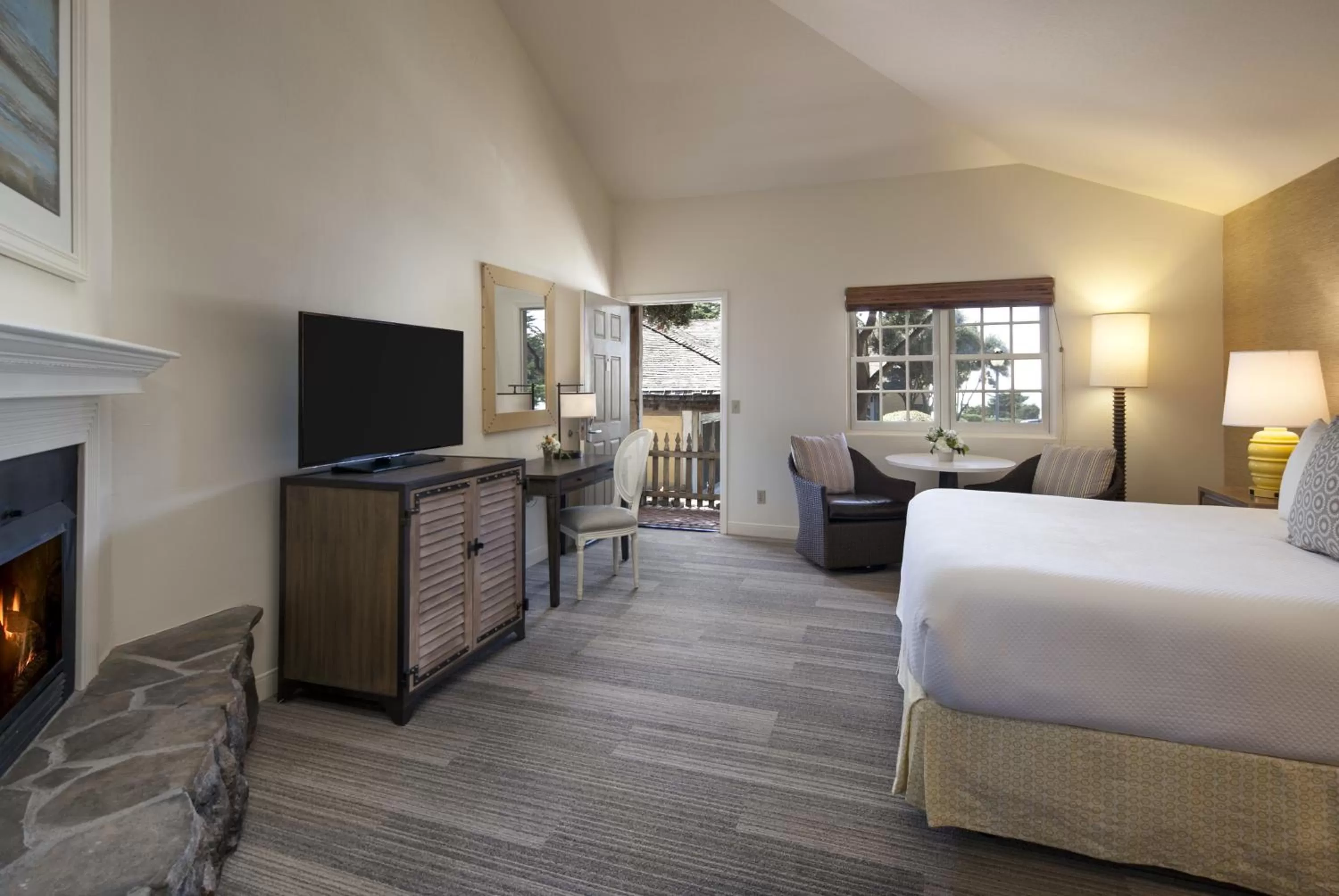 Traditional Queen Room in Fogcatcher Inn