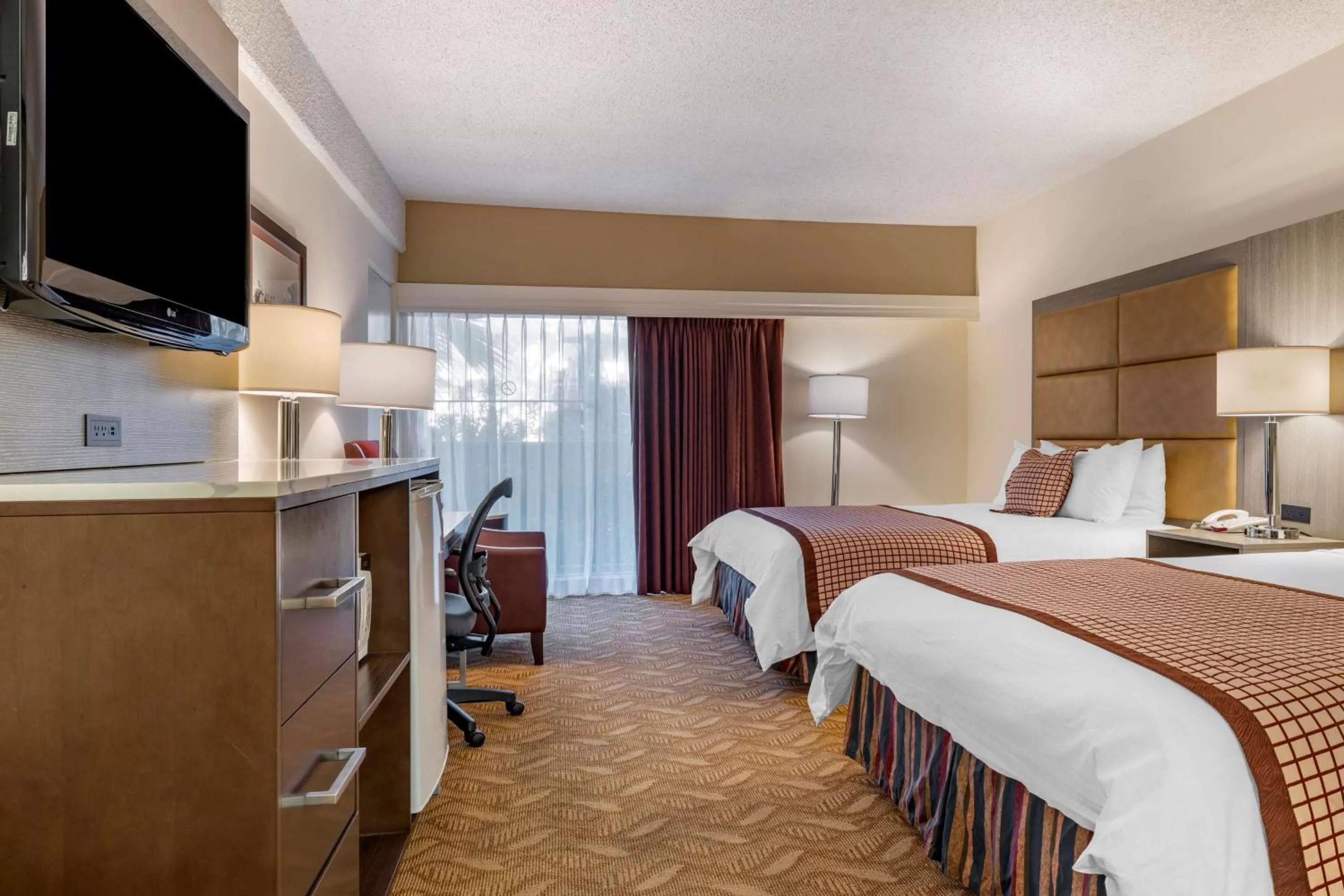 Queen Room with Two Queen Beds and Bath Tub - Patio/Disability Access in Best Western Plus Thousand Oaks Inn