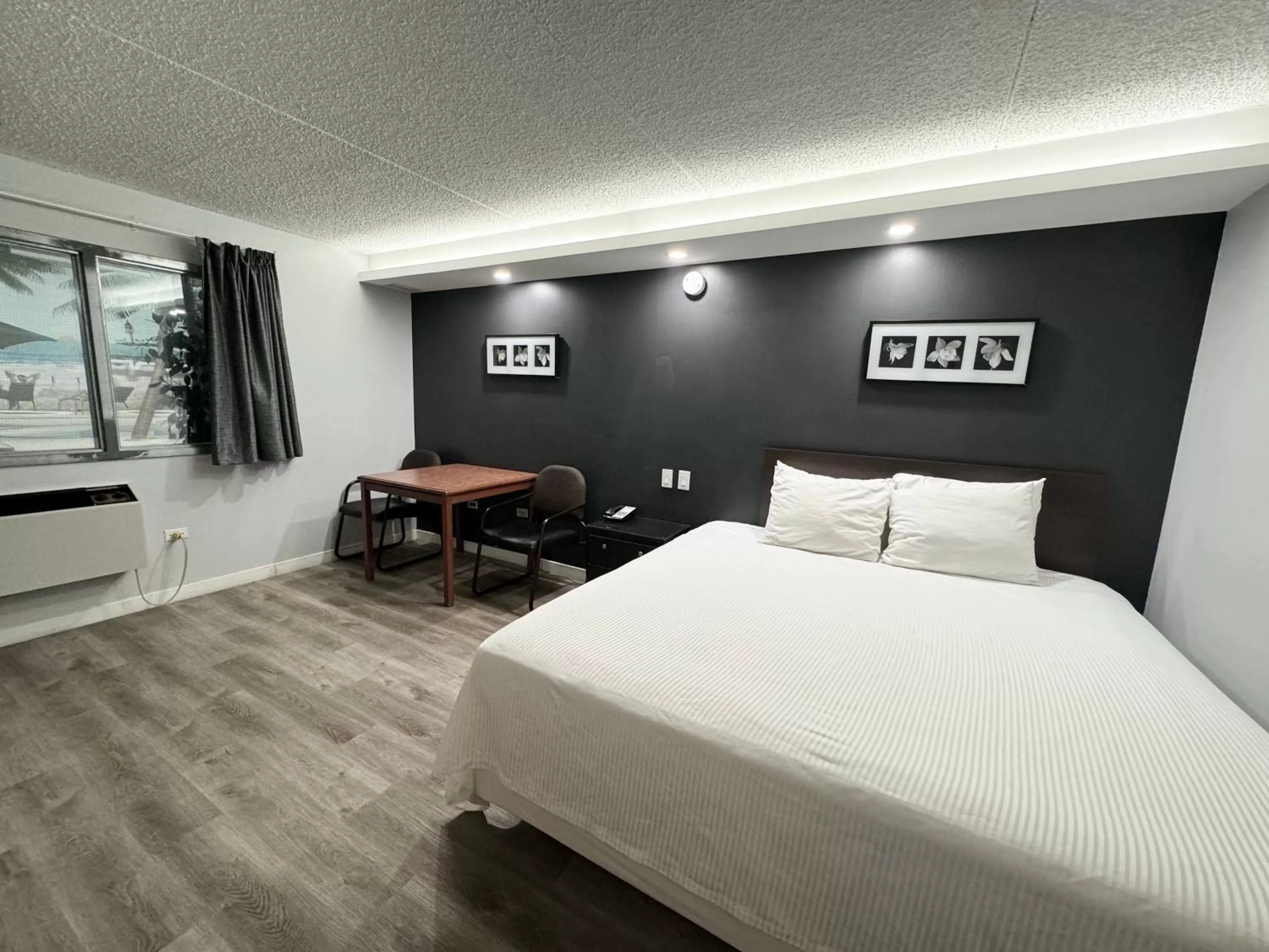 King Room - Non-Smoking in Travelodge by Wyndham Winnipeg